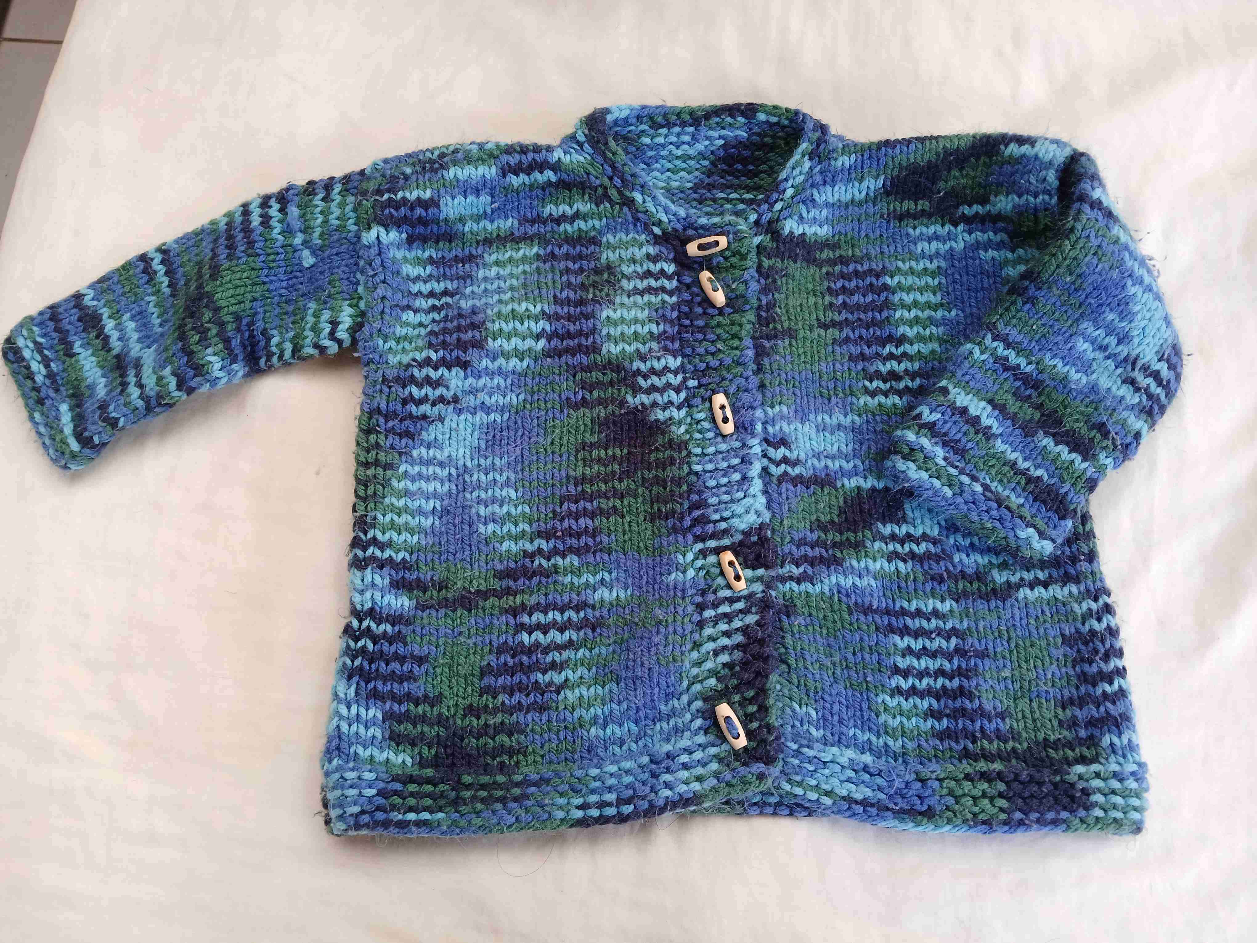 Chaleco tejido azul y verde para niño