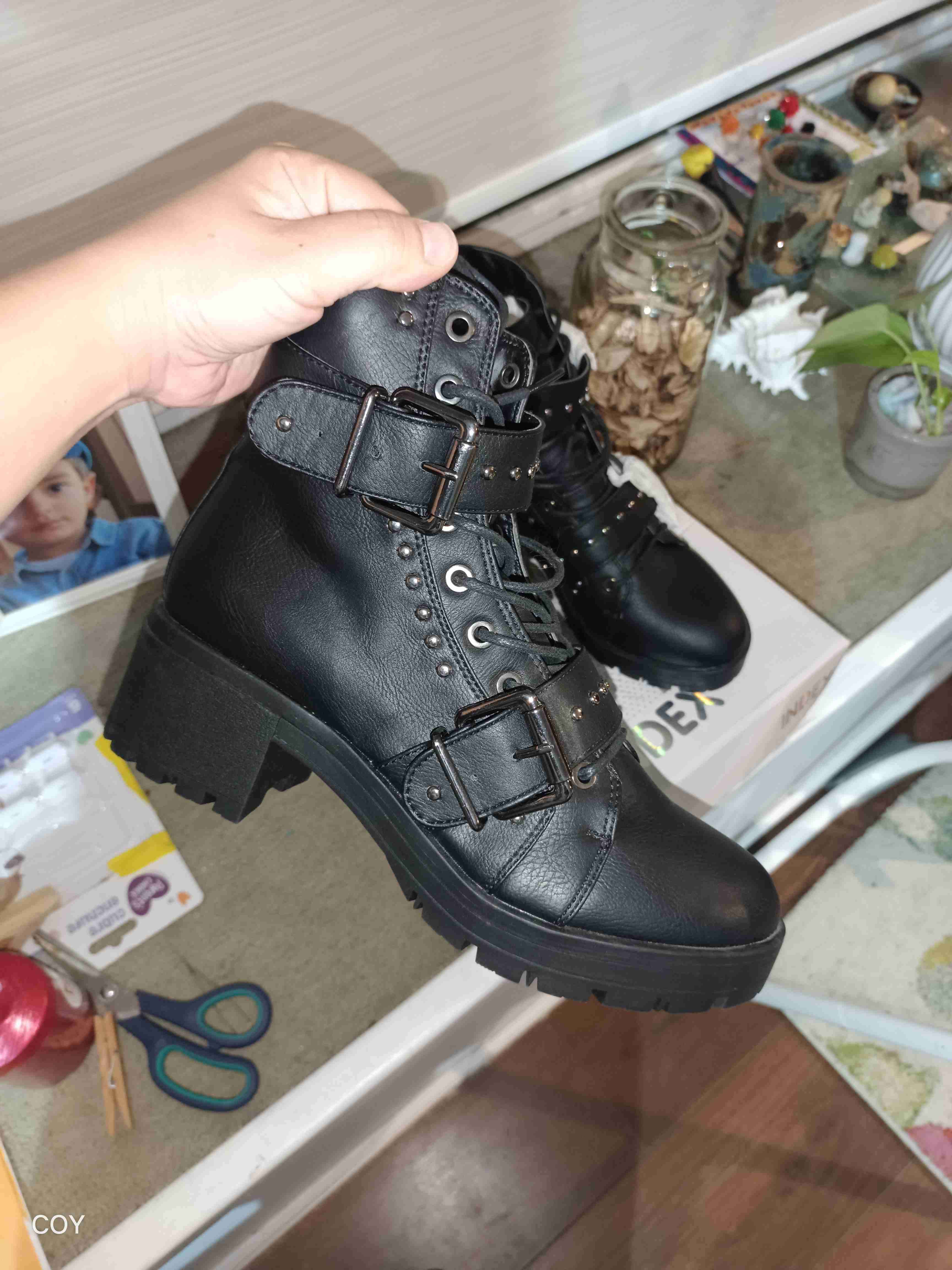 Botines negros con hebillas