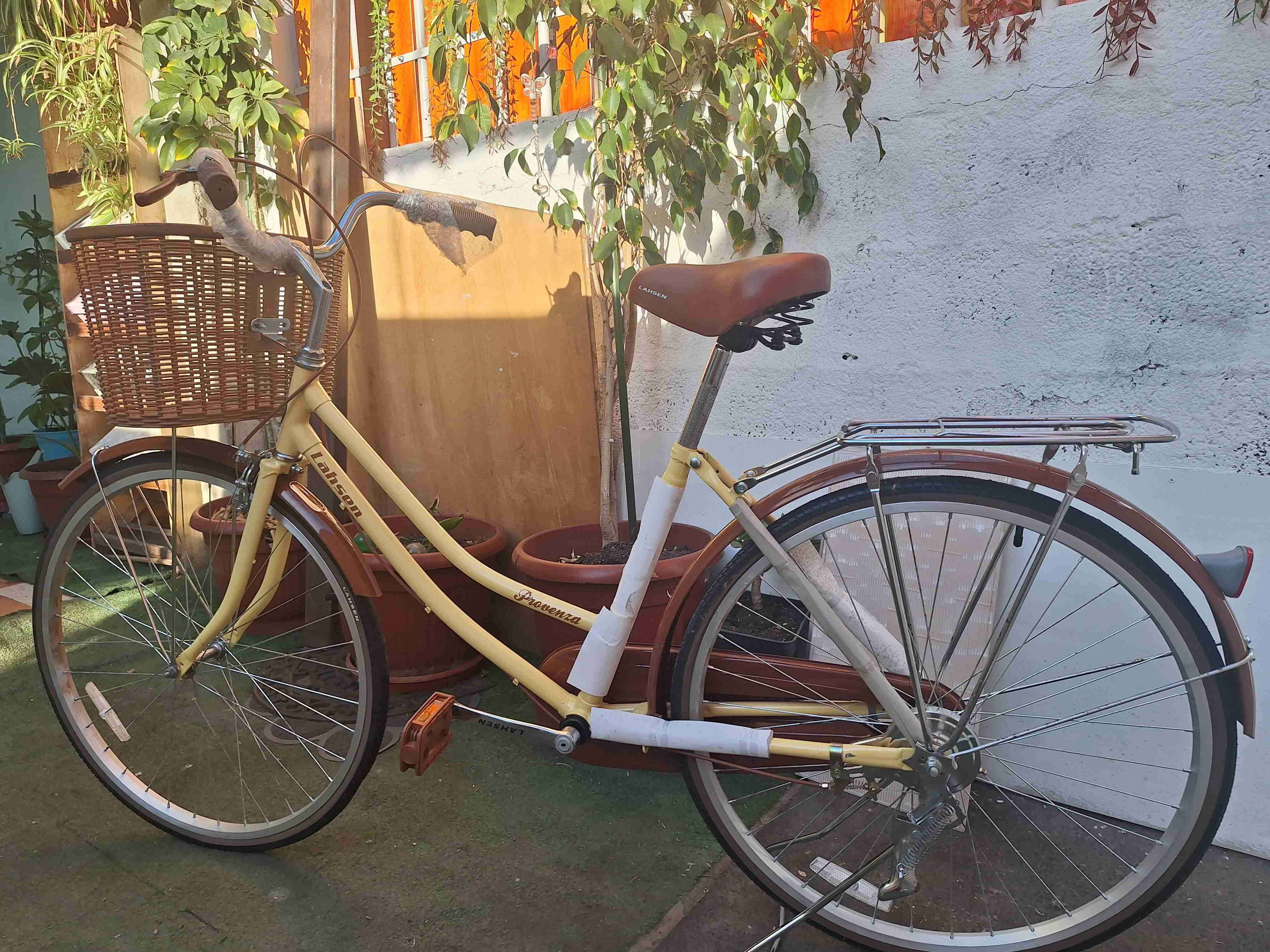 Bicicleta vintage amarilla con canasta - miniatura 1