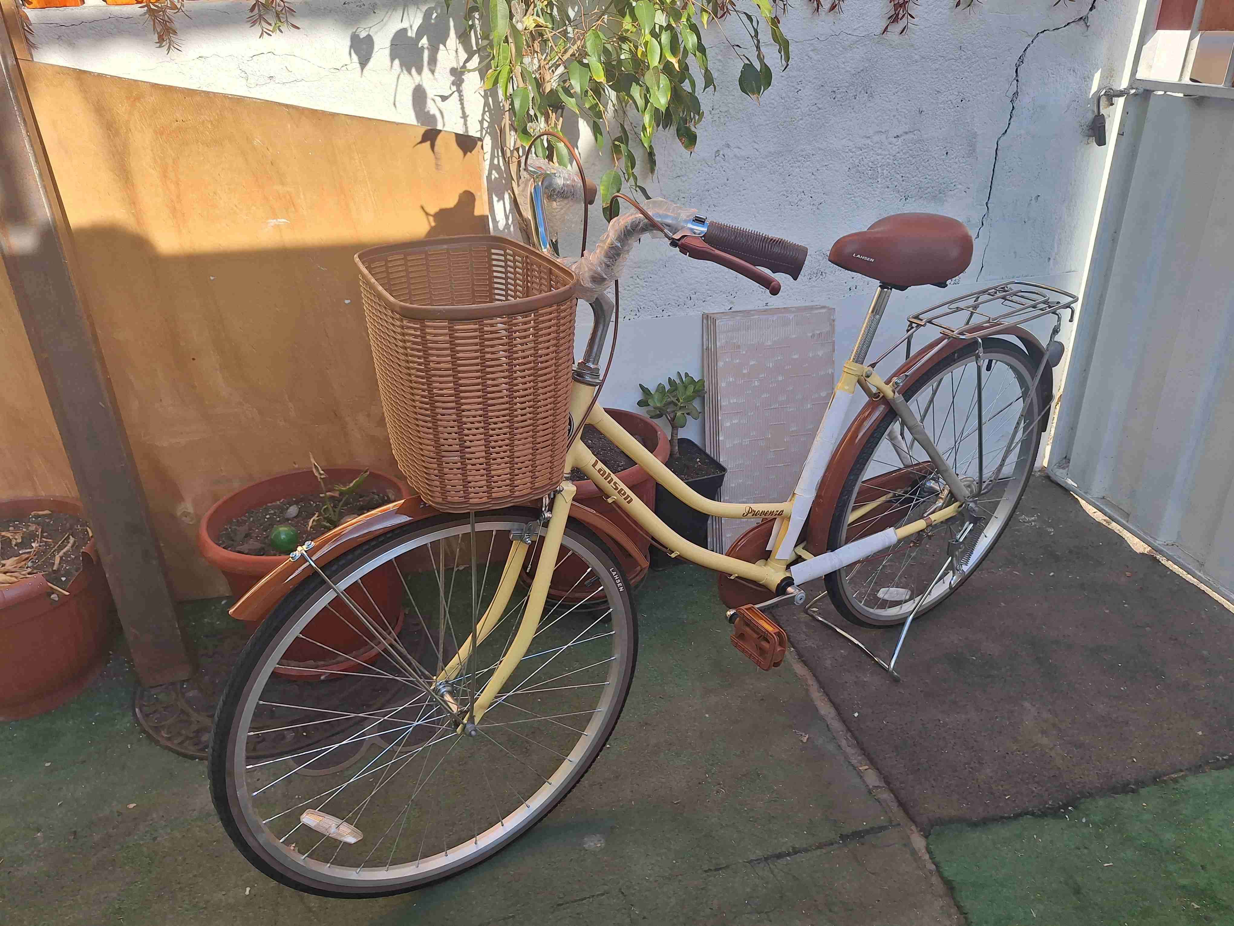 Bicicleta vintage amarilla con canasta - miniatura 2