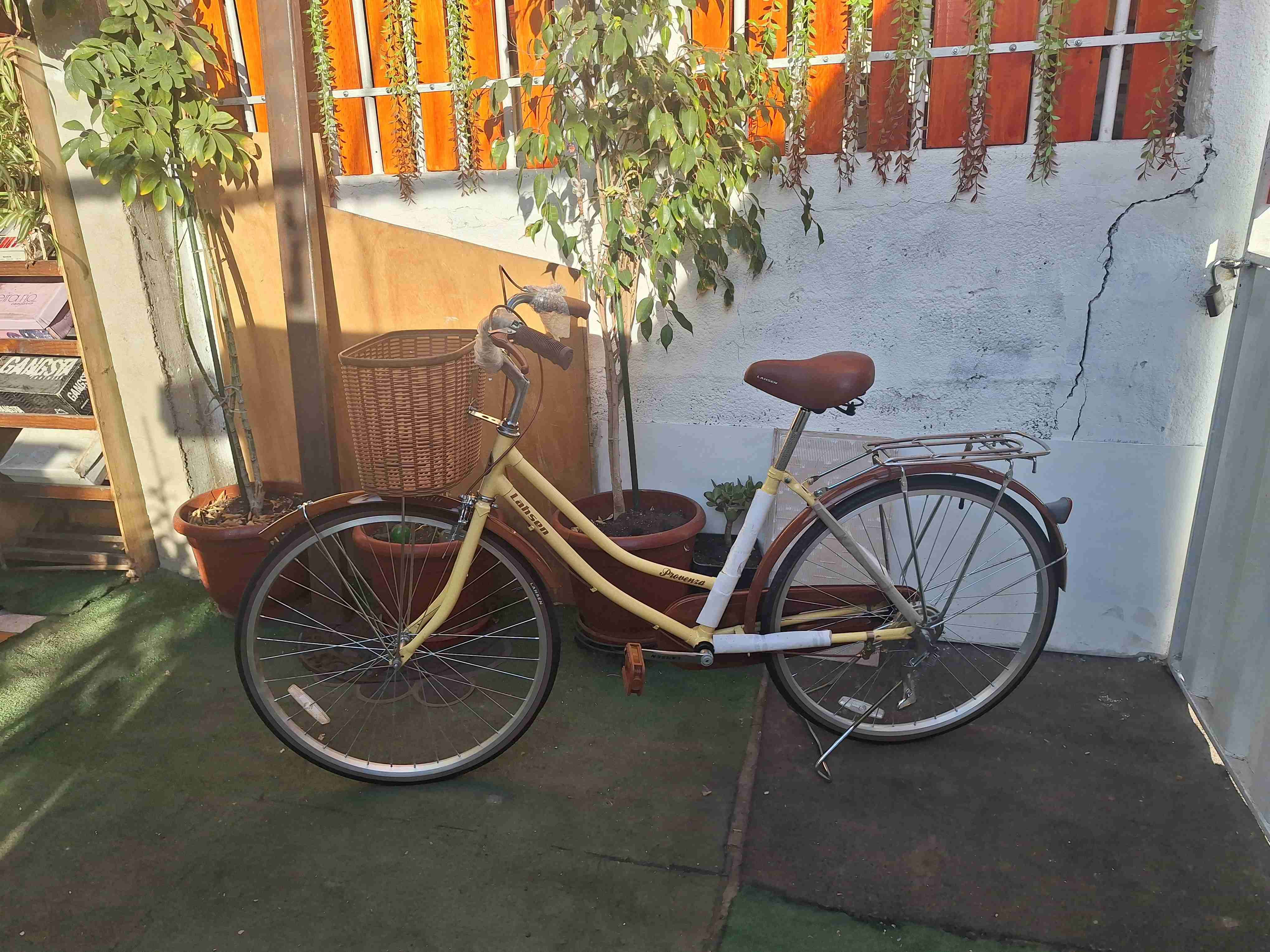 Bicicleta vintage amarilla con canasta - miniatura 3