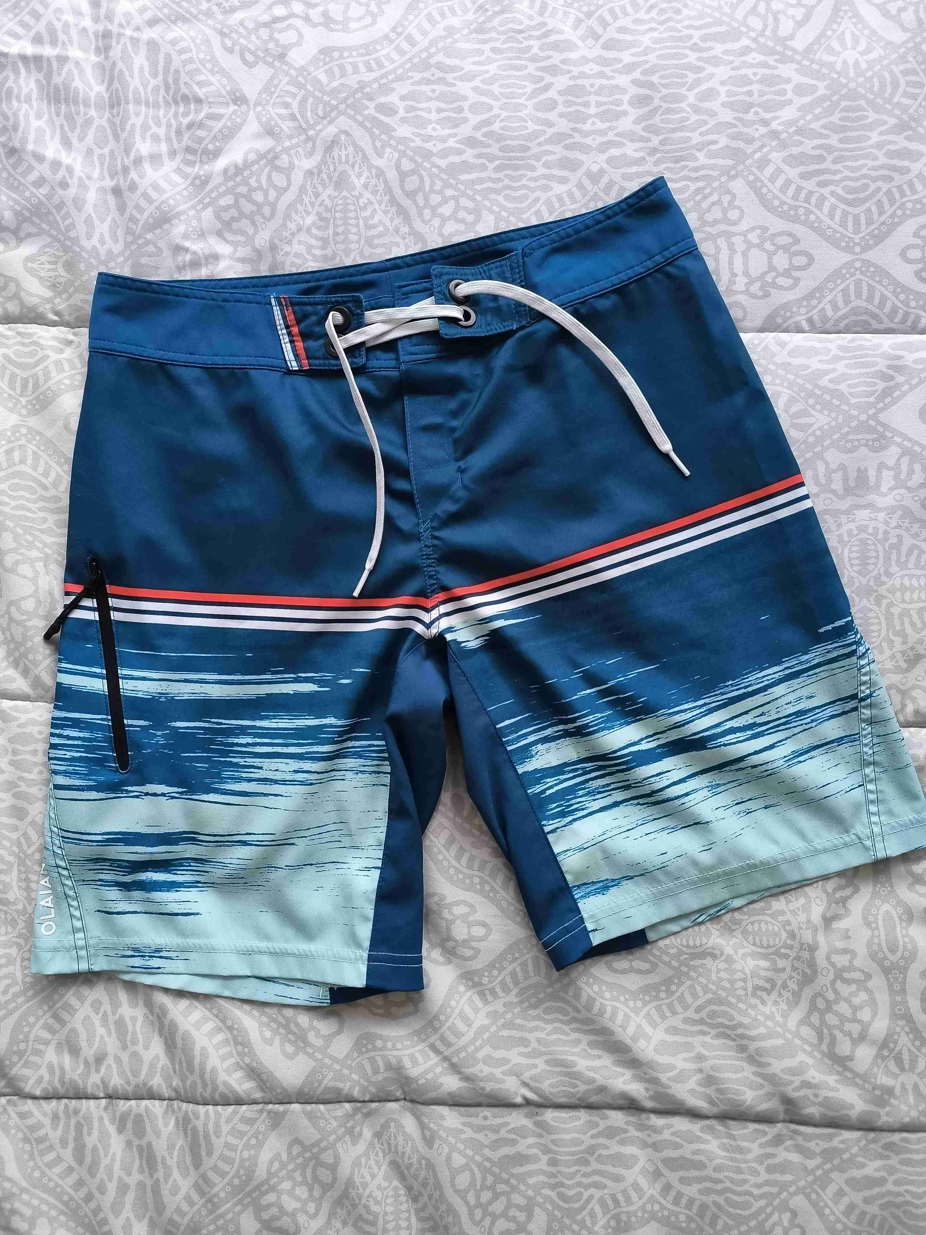 Shorts de baño azul con diseño