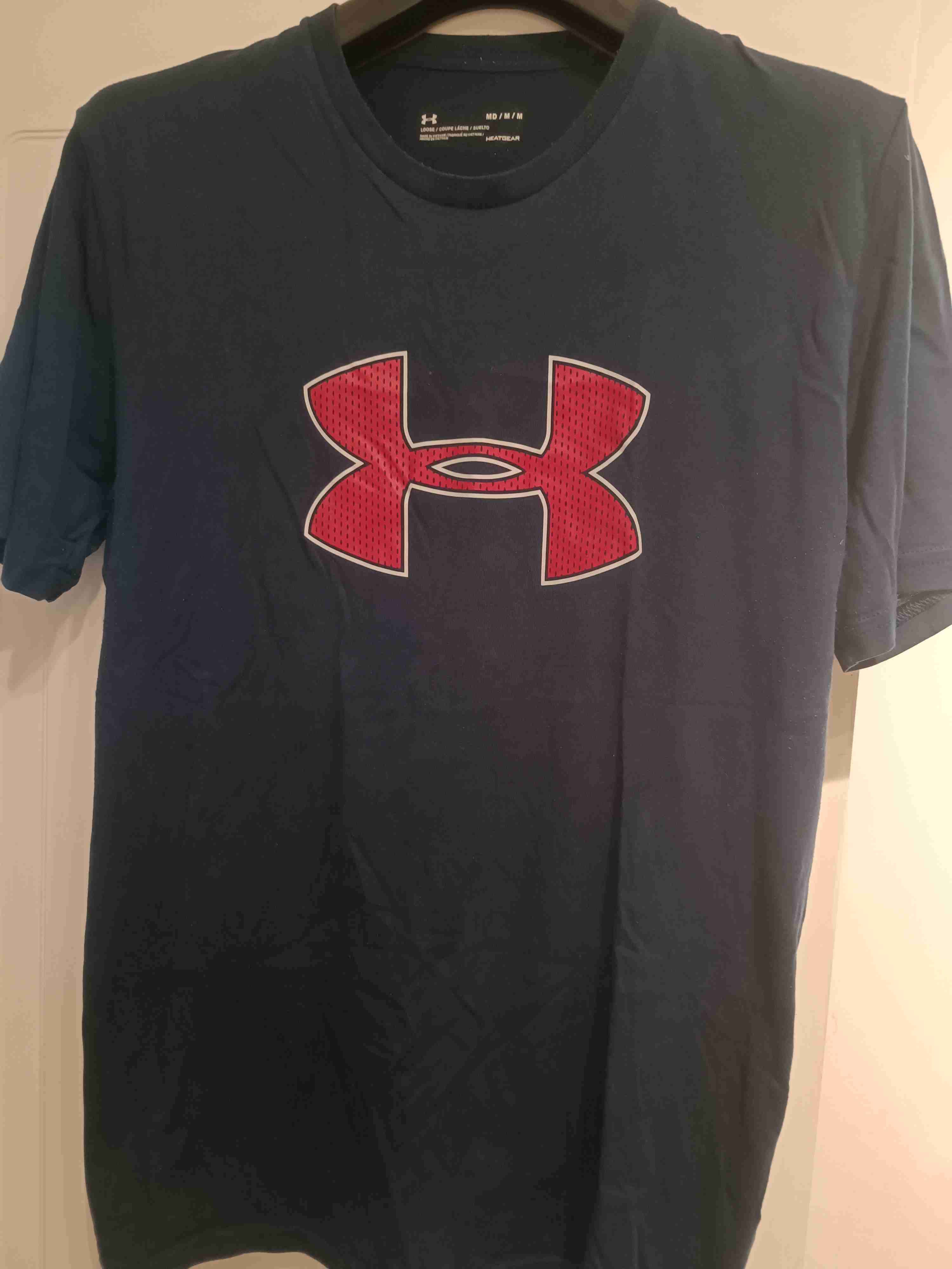Polera Under Armour azul logo rojo
