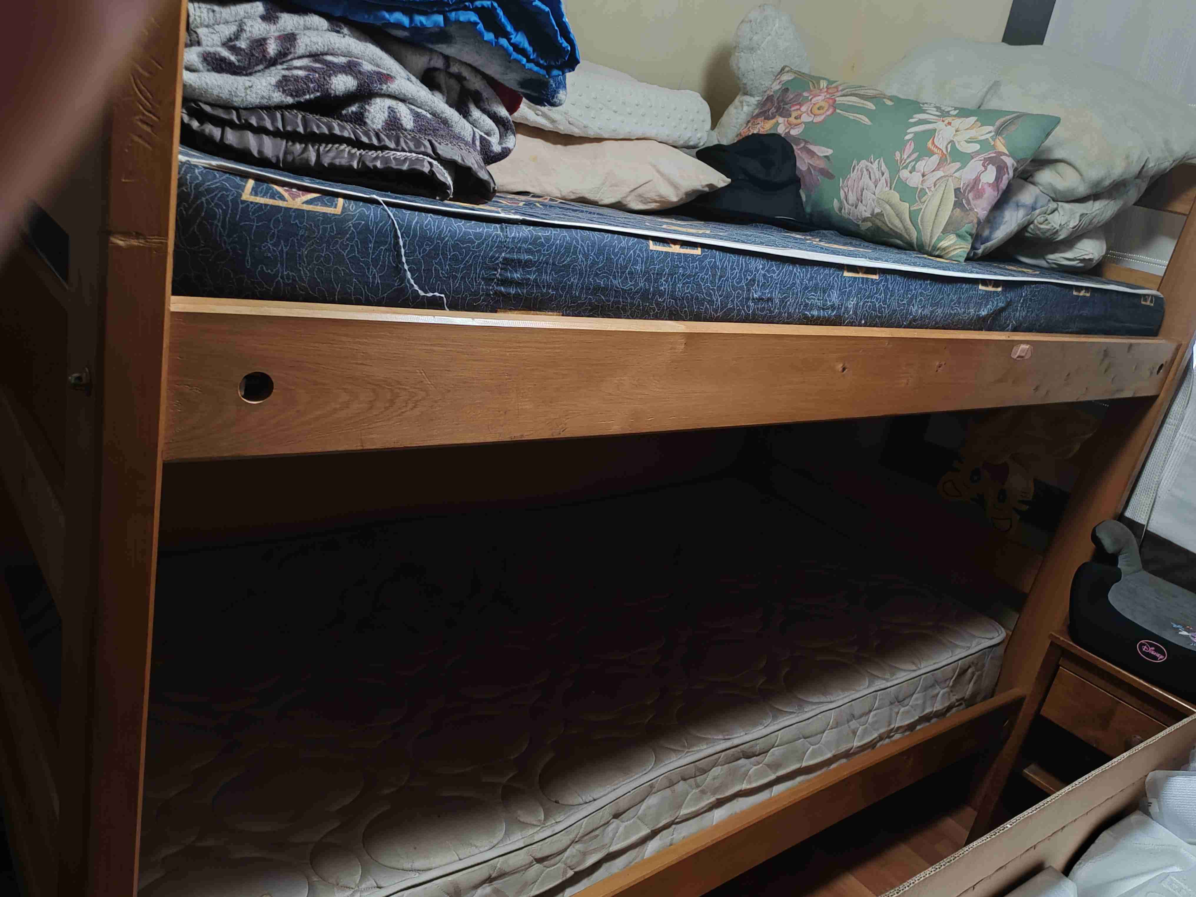 Camarote de madera con colchones - 1