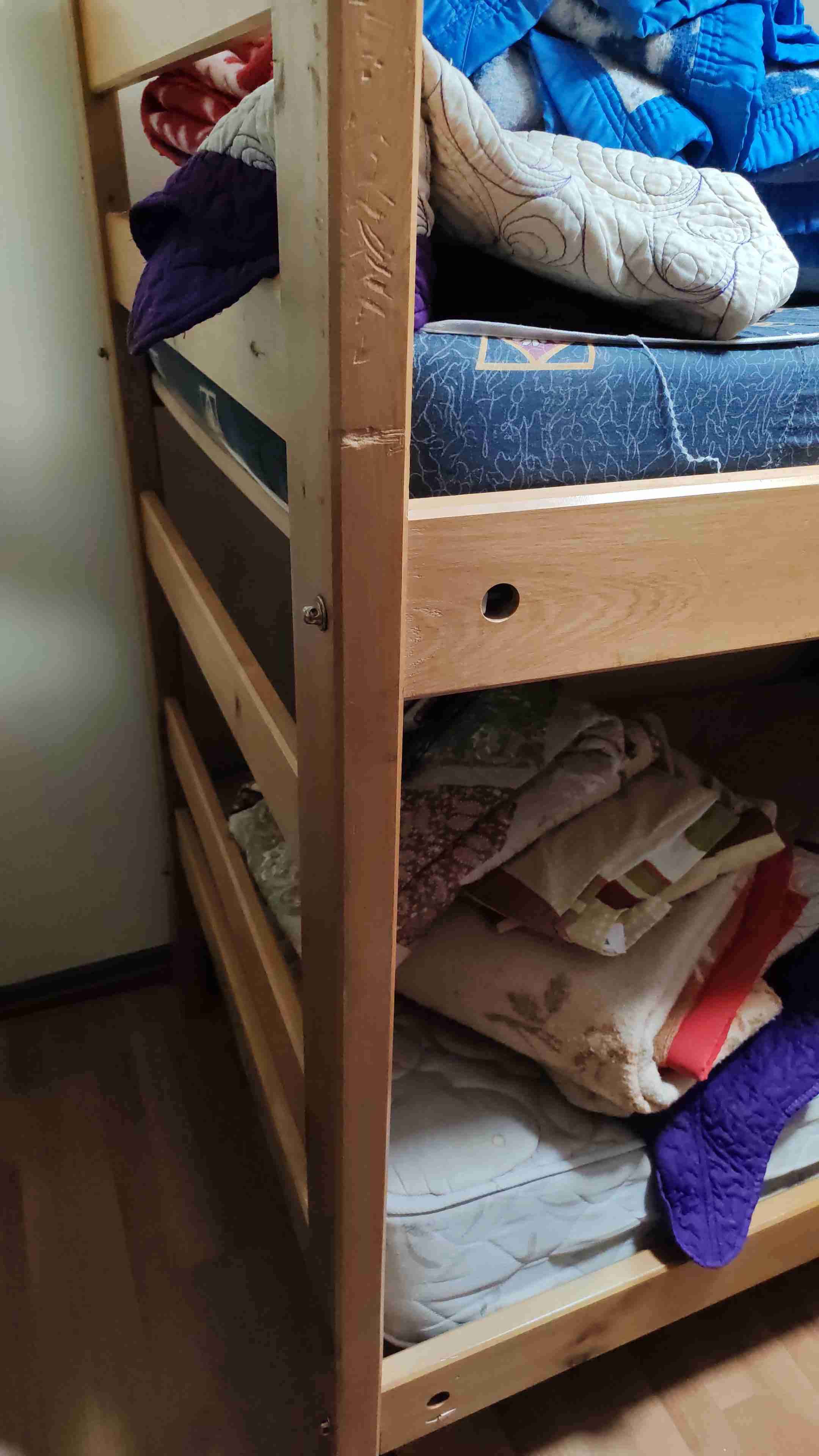 Camarote de madera con colchones - 2