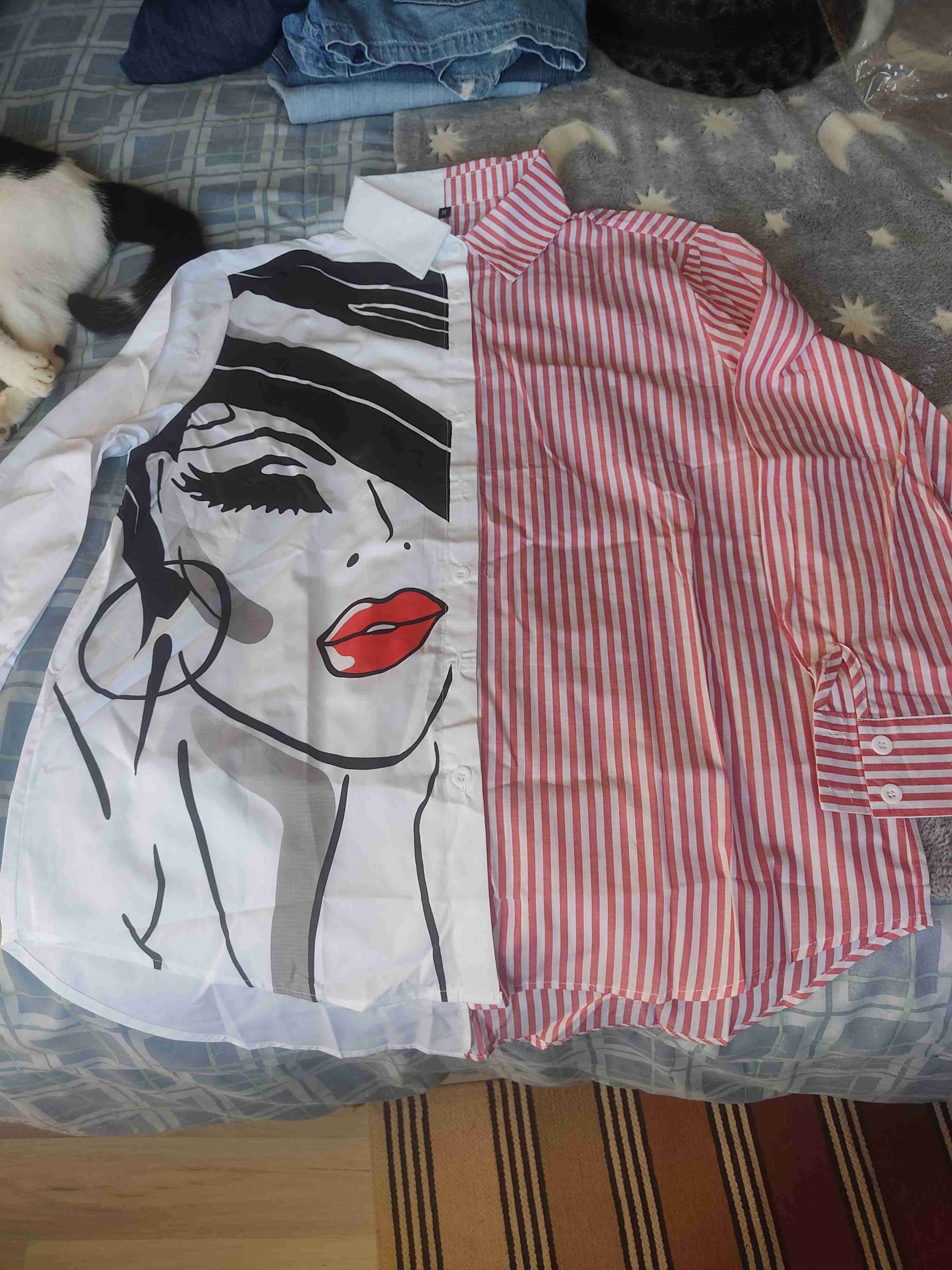 Camisa gráfica de rayas rojas