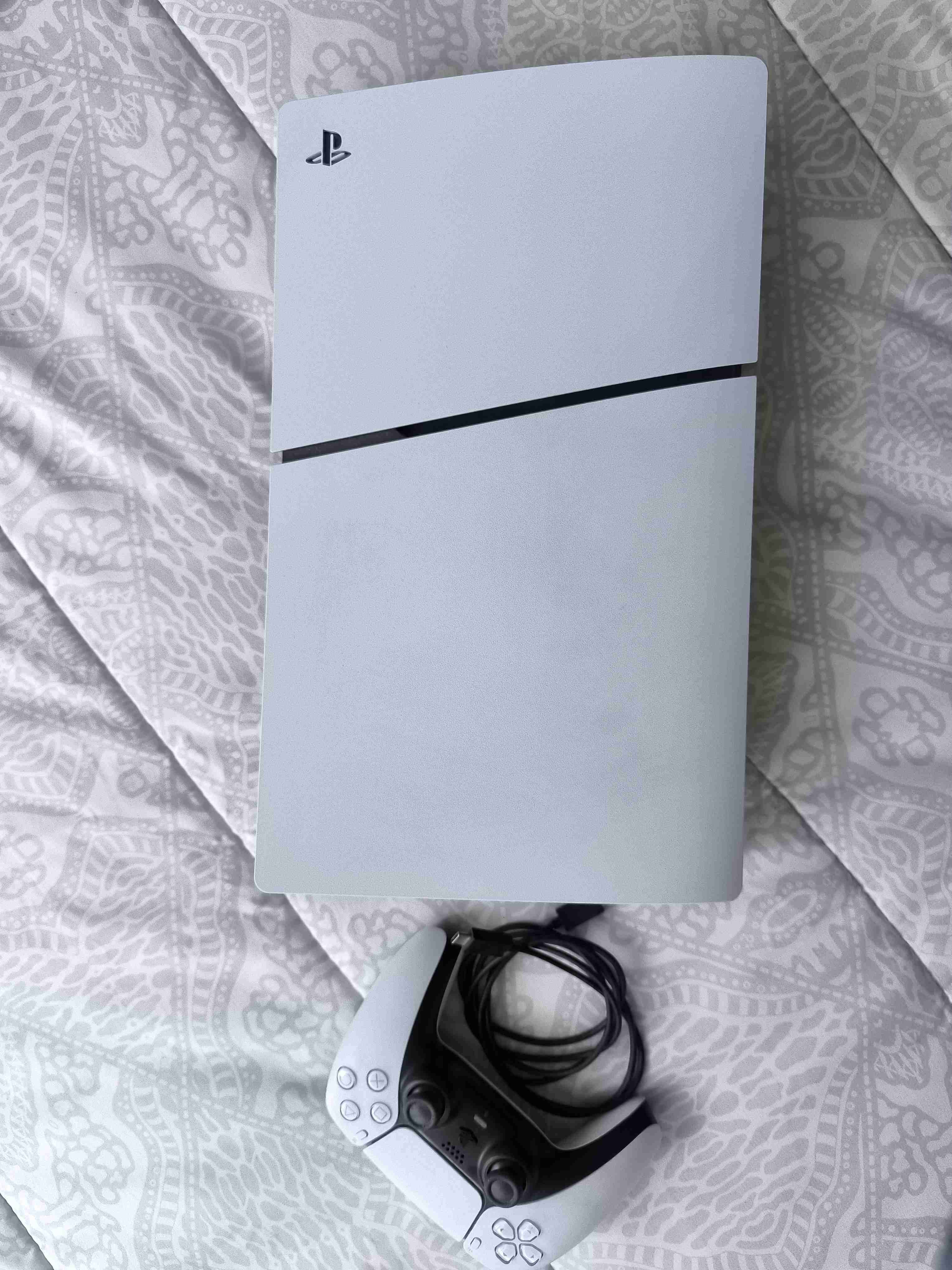 Consola PS5 con control blanco