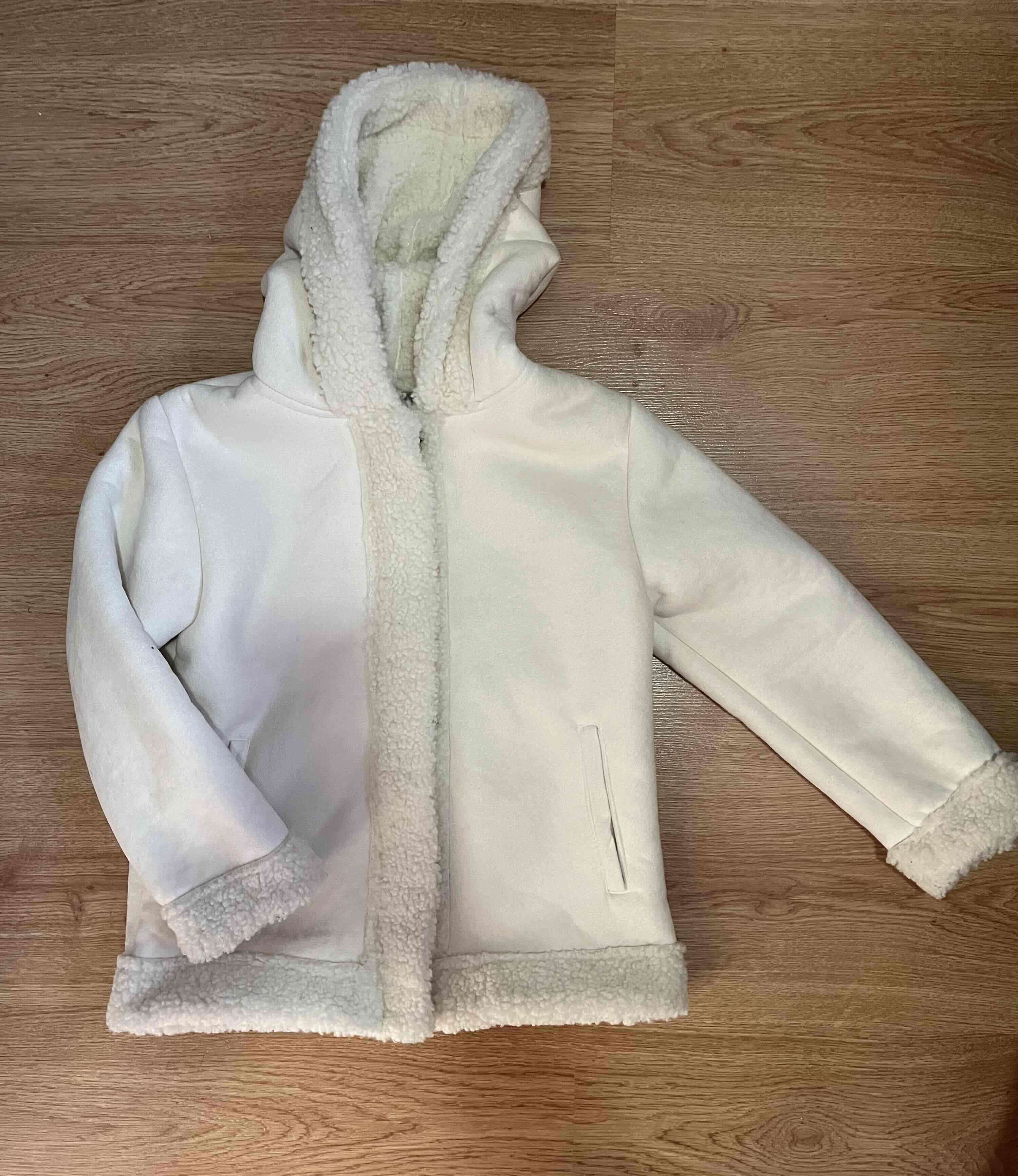 Chaqueta blanca con capucha