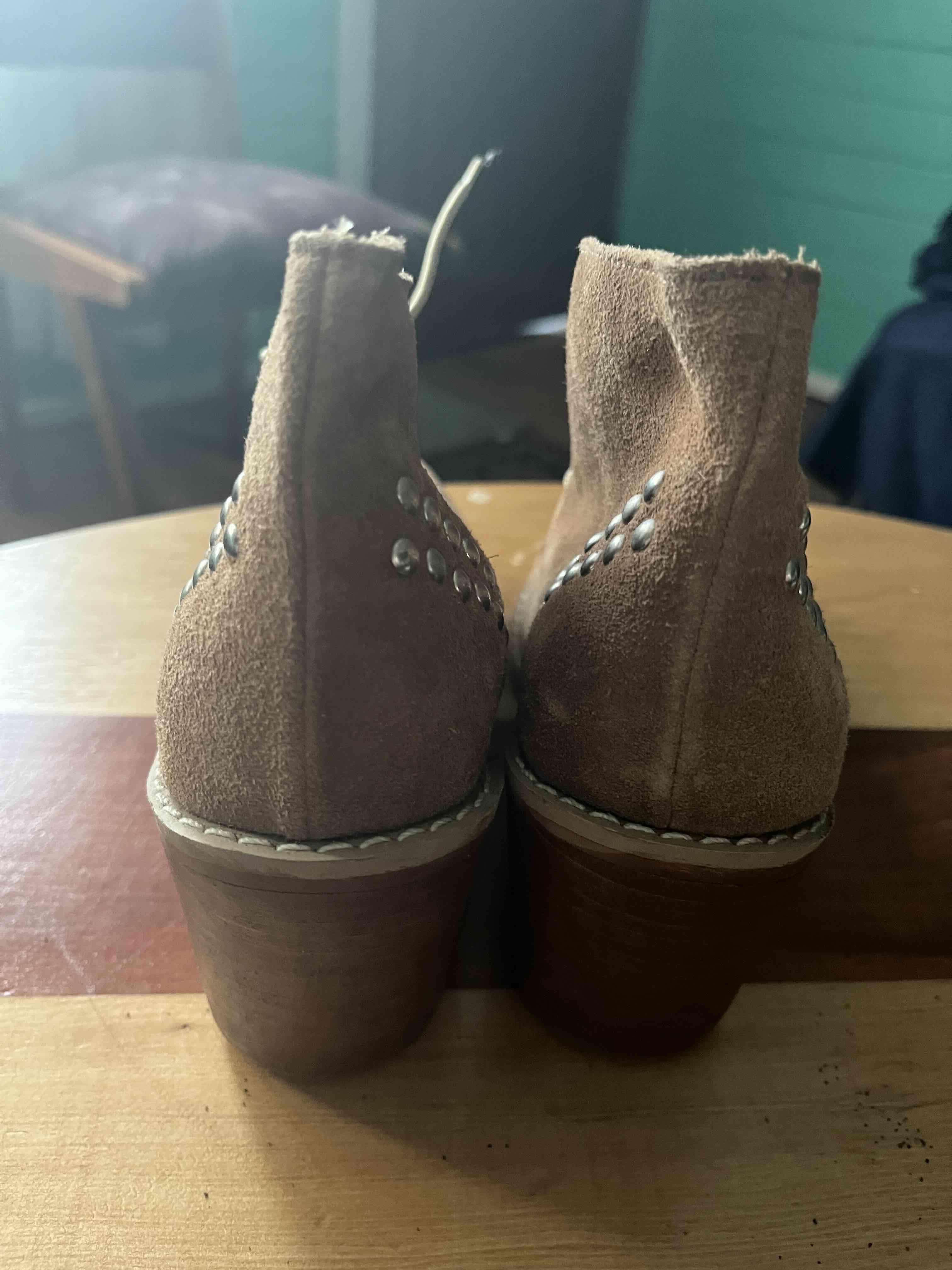 Zapatos de tacón café con tachas - miniatura 2