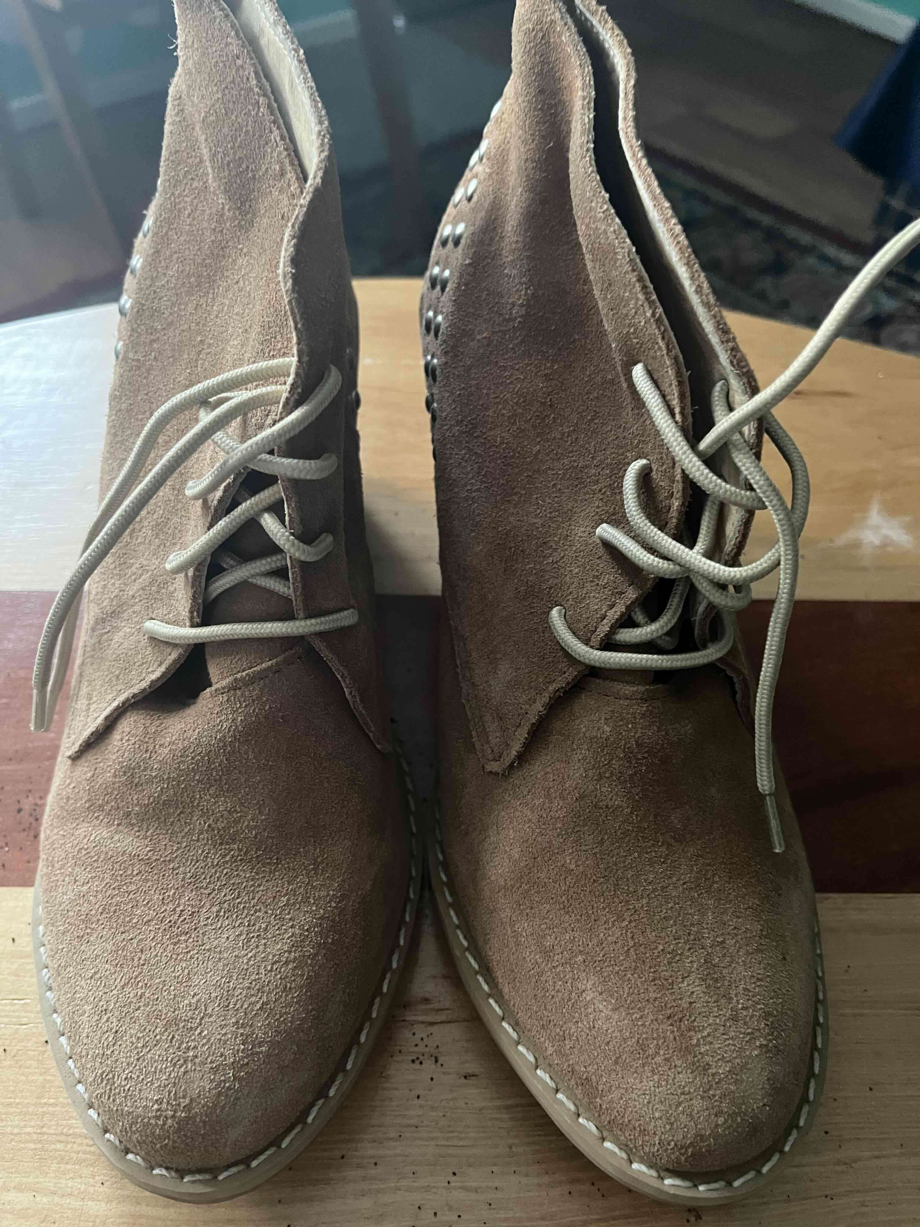 Zapatos de tacón café con tachas - miniatura 3