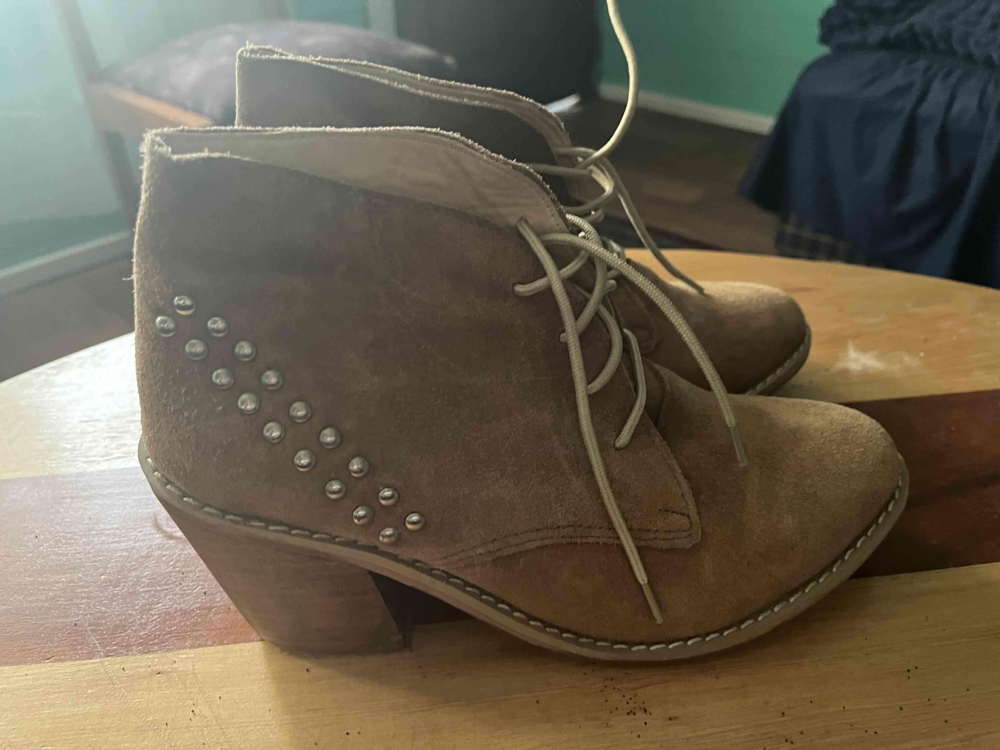 Zapatos de tacón café con tachas - miniatura 4