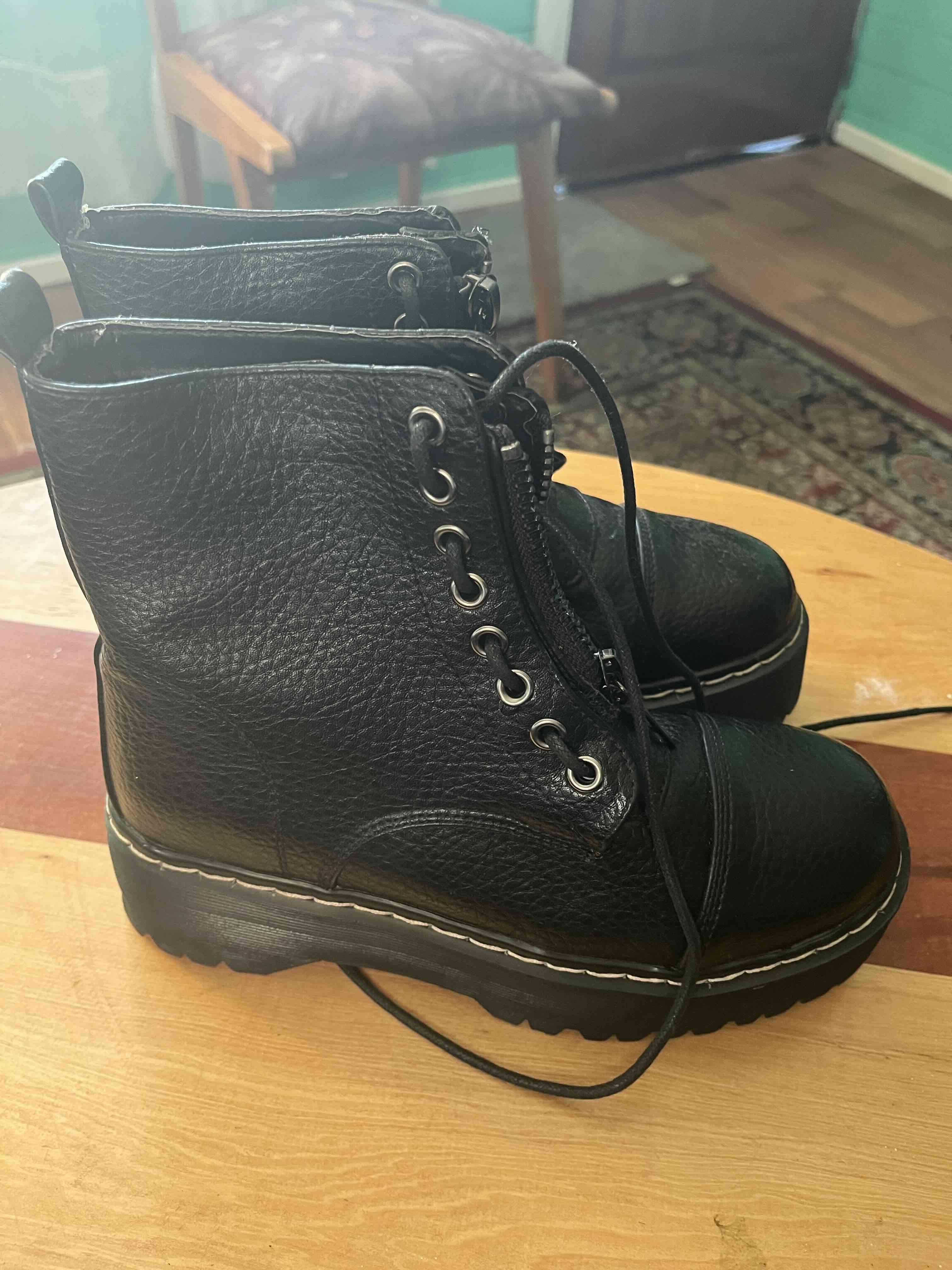 Botas negras con cierres - miniatura 2