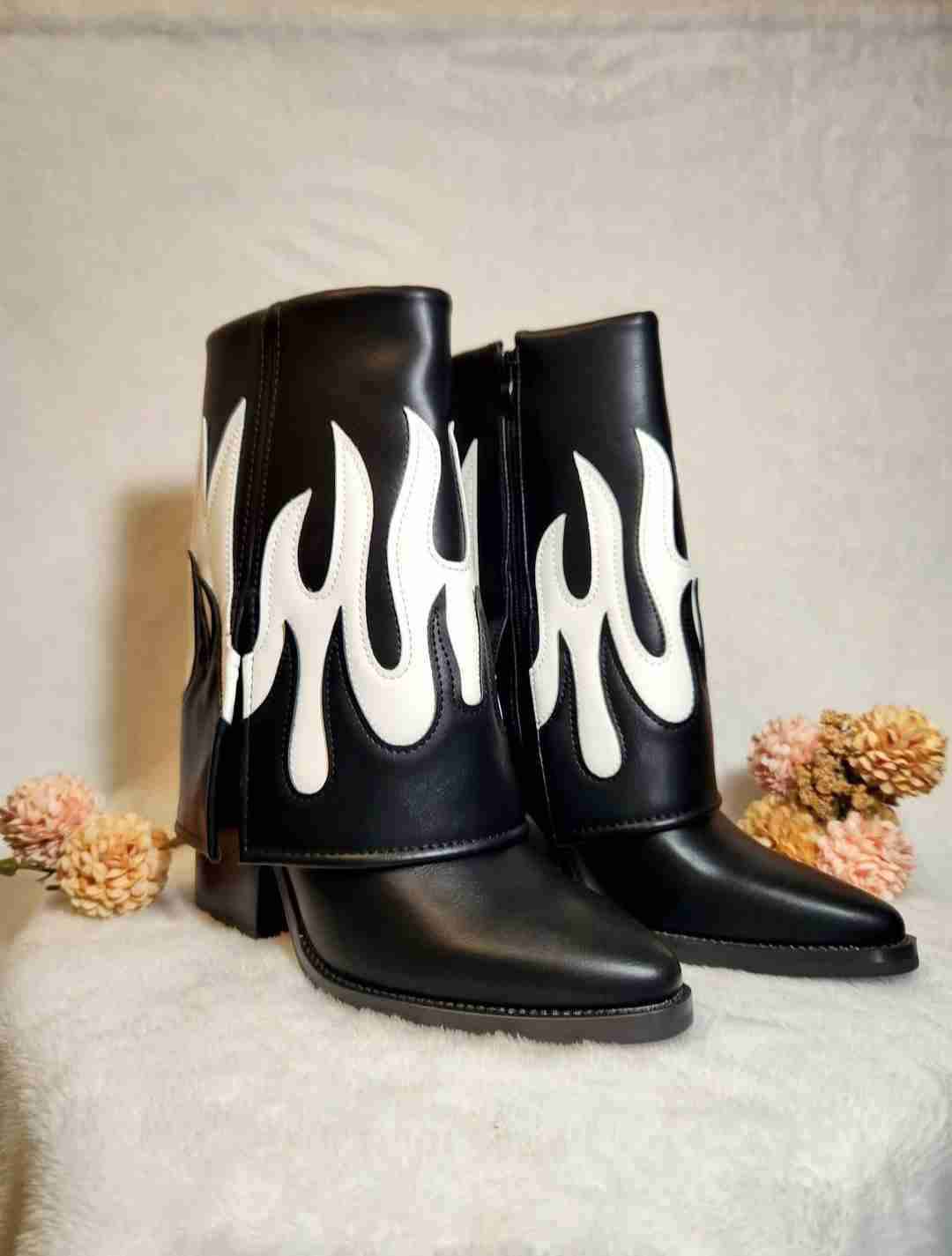 Botines negros con diseño de llamas