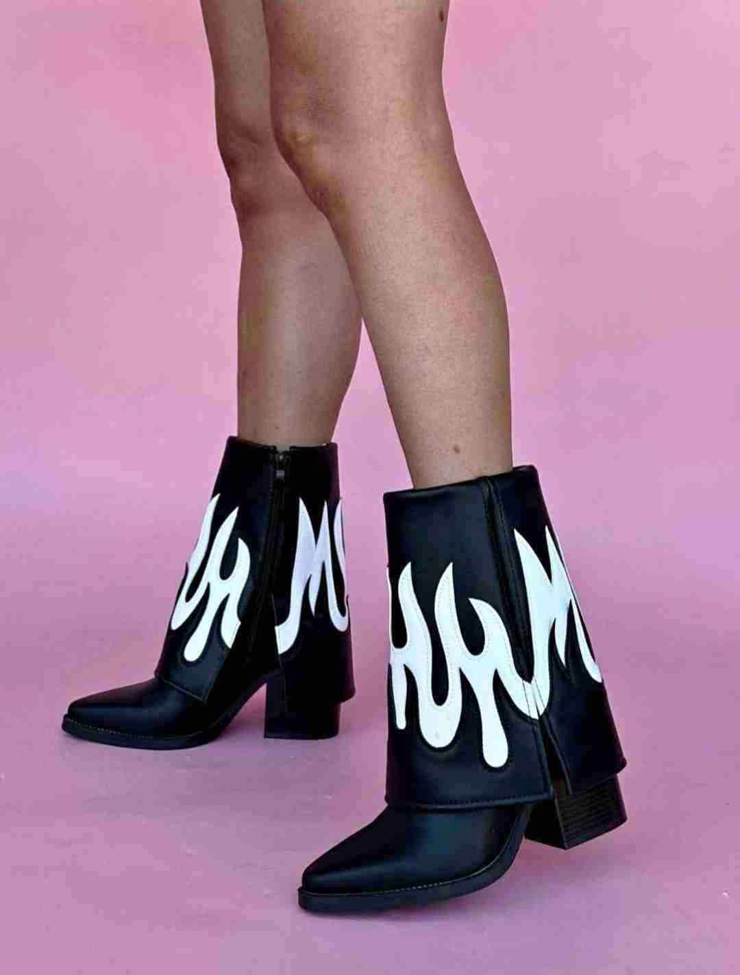 Botines negros con diseño de llamas - miniatura 2