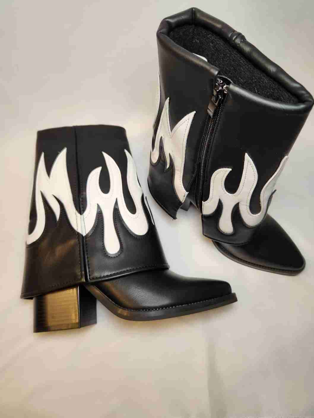 Botines negros con diseño de llamas - miniatura 3
