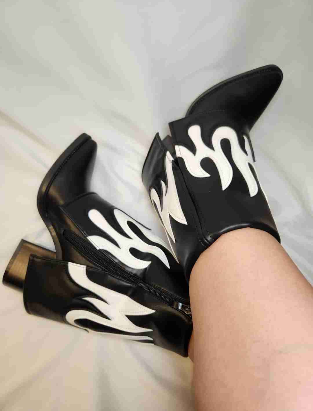 Botines negros con diseño de llamas - miniatura 4