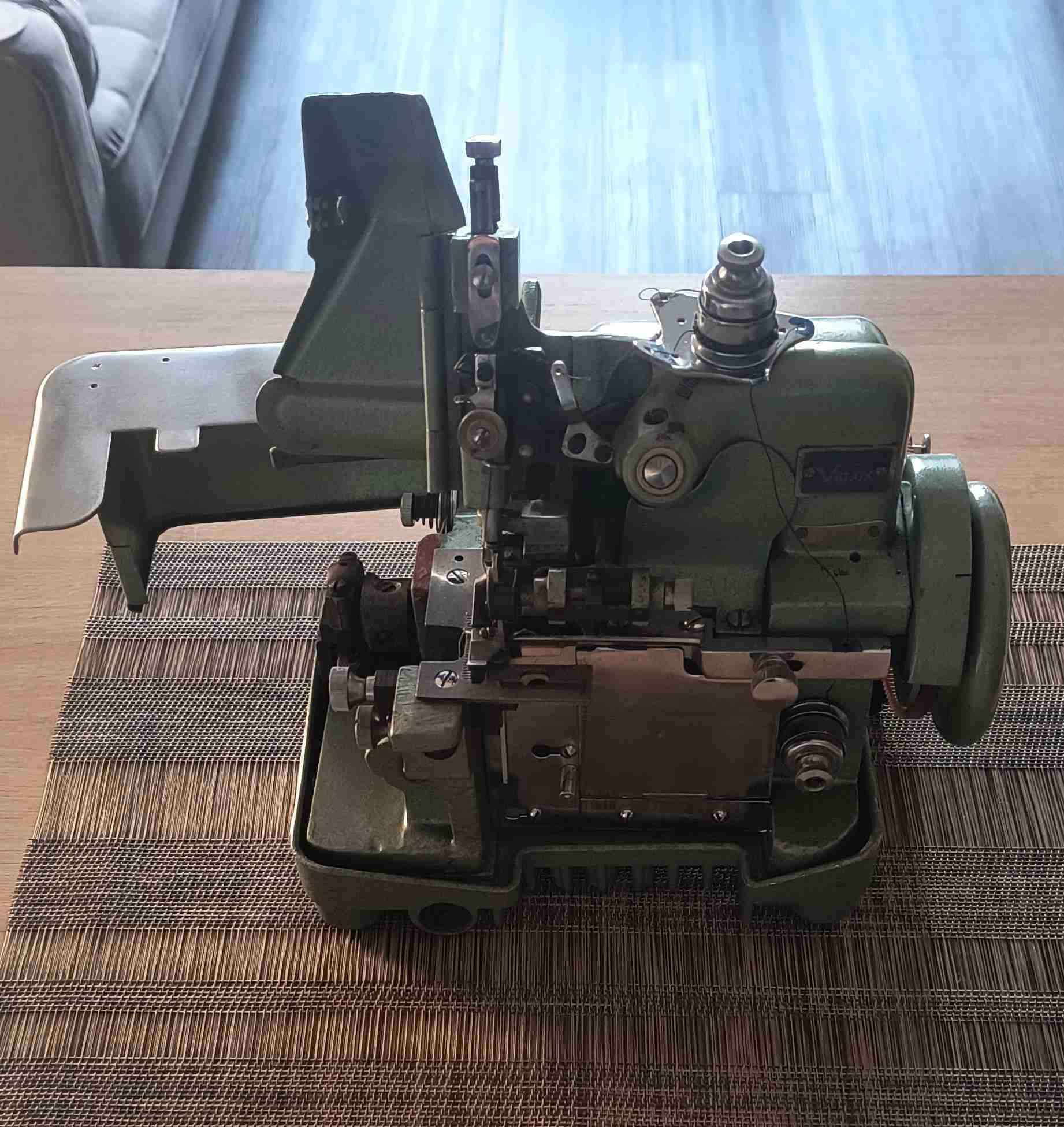 Máquina de coser Semi-industrial verde Overlock - miniatura 2