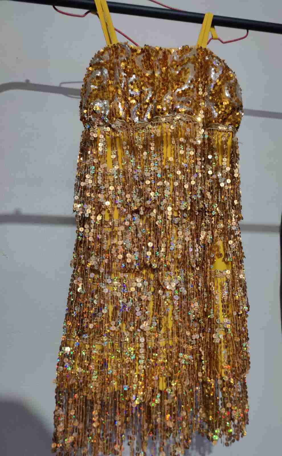 Vestido dorado con lentejuelas