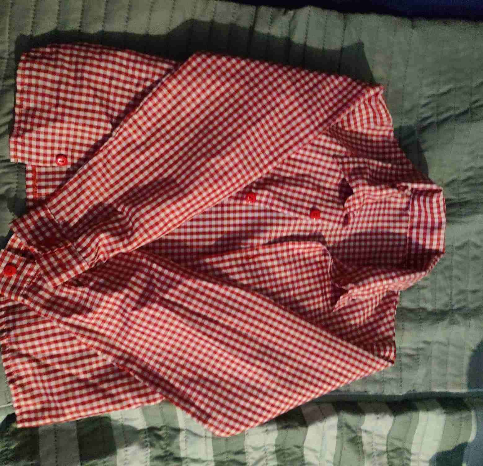 Camisa a cuadros roja y blanca