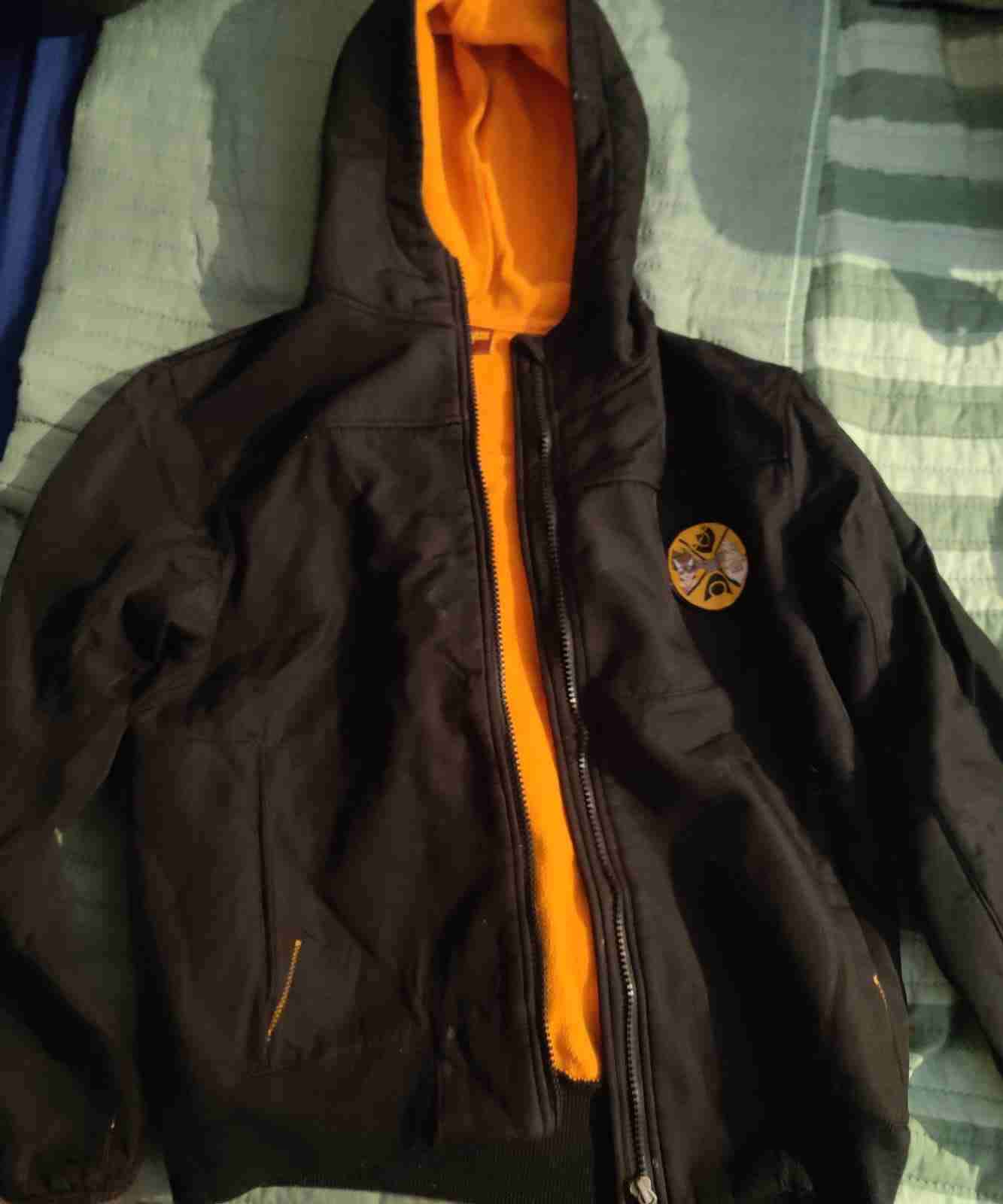 Chaqueta negra con capucha naranja