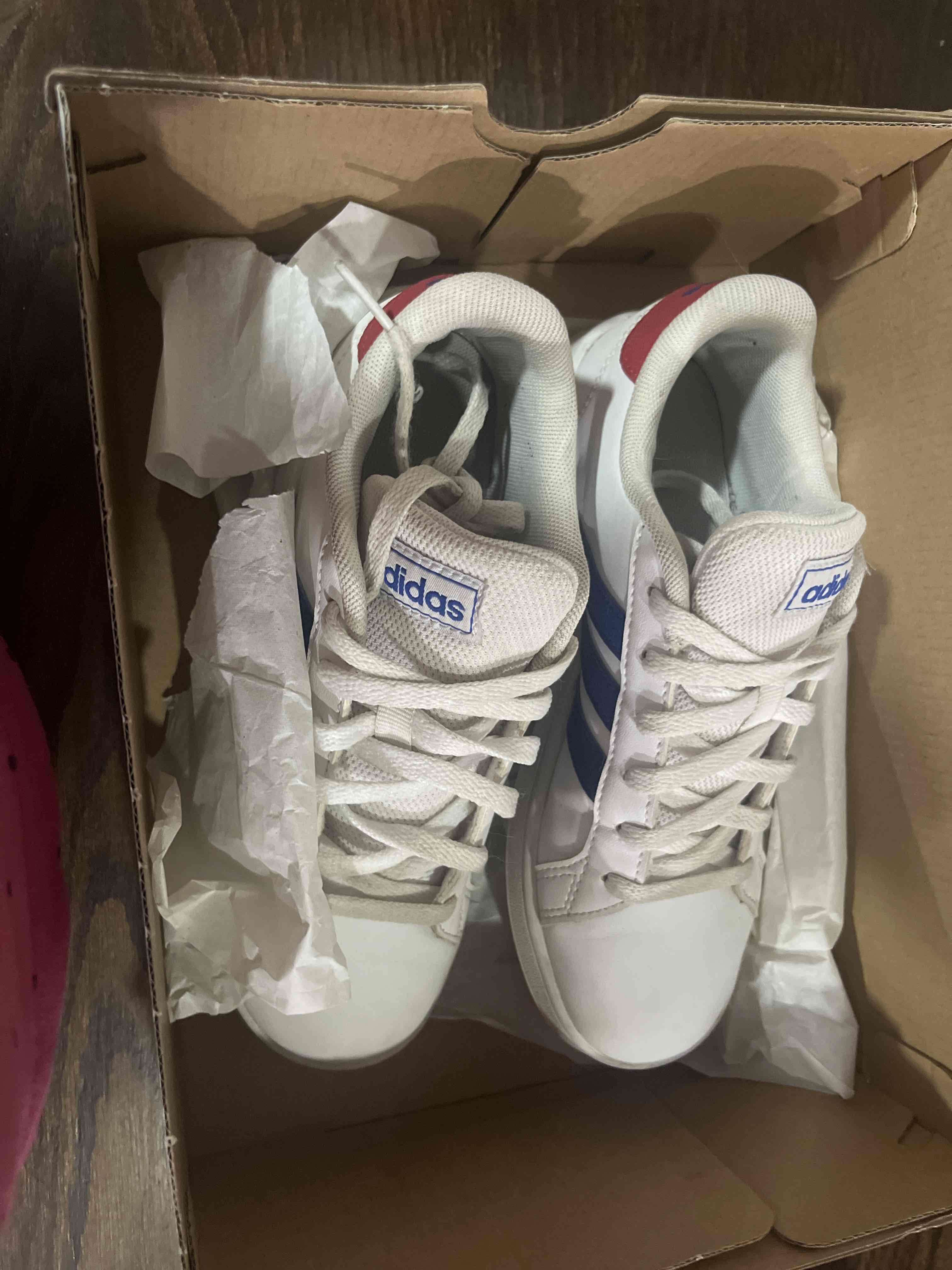 Zapatillas blancas Adidas estilo clásico