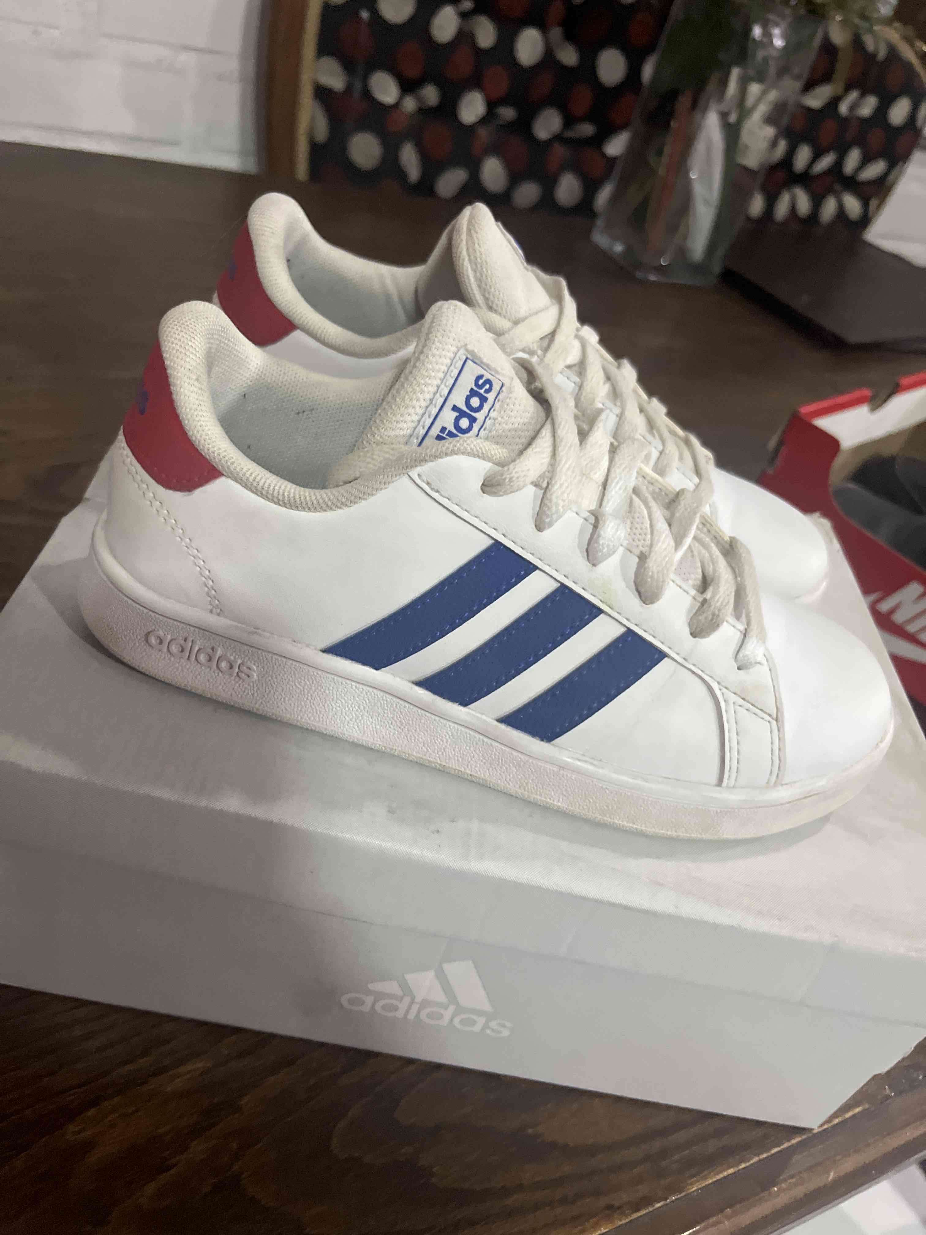Zapatillas blancas Adidas estilo clásico - miniatura 2