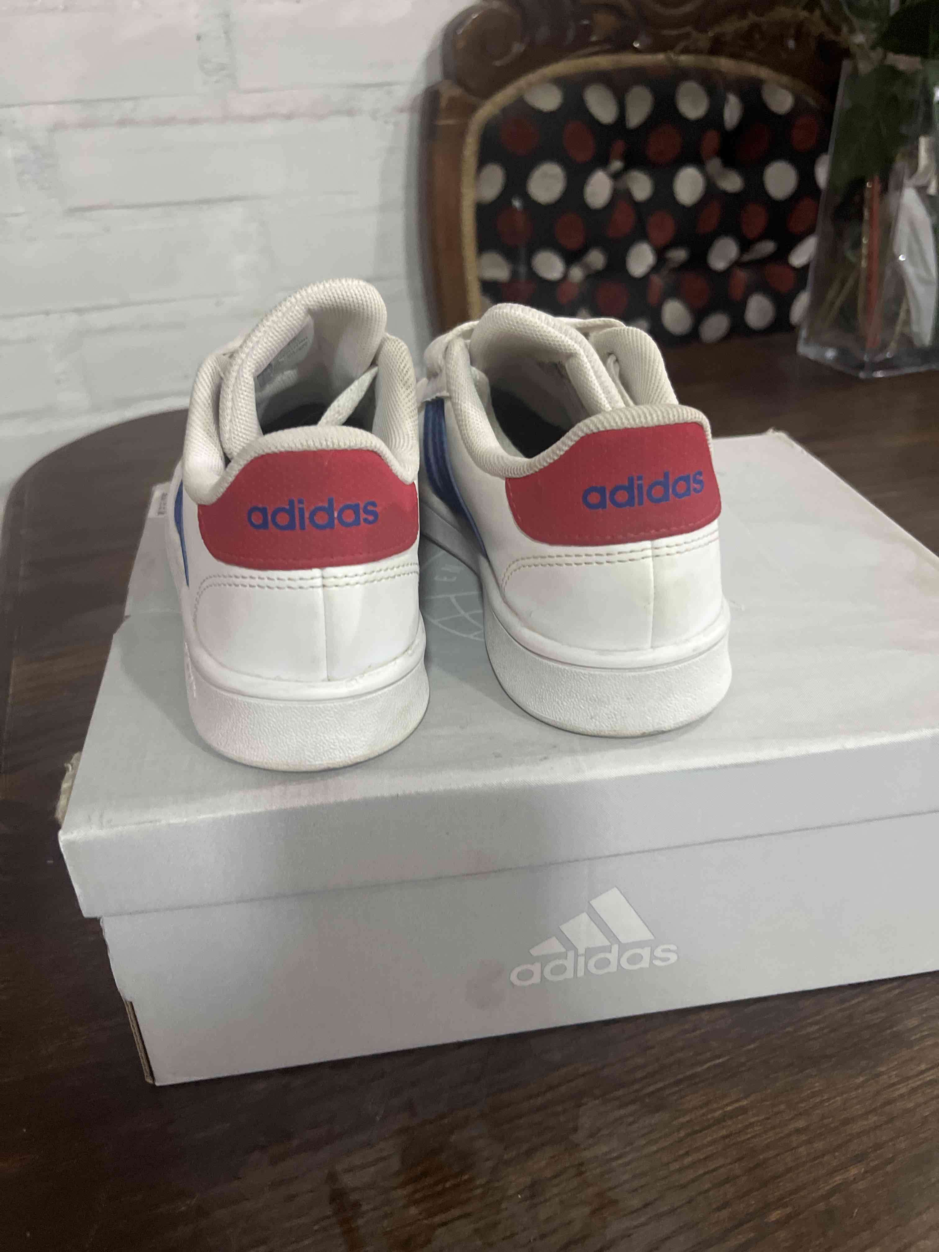 Zapatillas blancas Adidas estilo clásico - miniatura 5