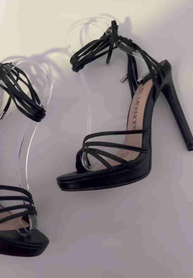 Tacones negros con tiras - miniatura 2