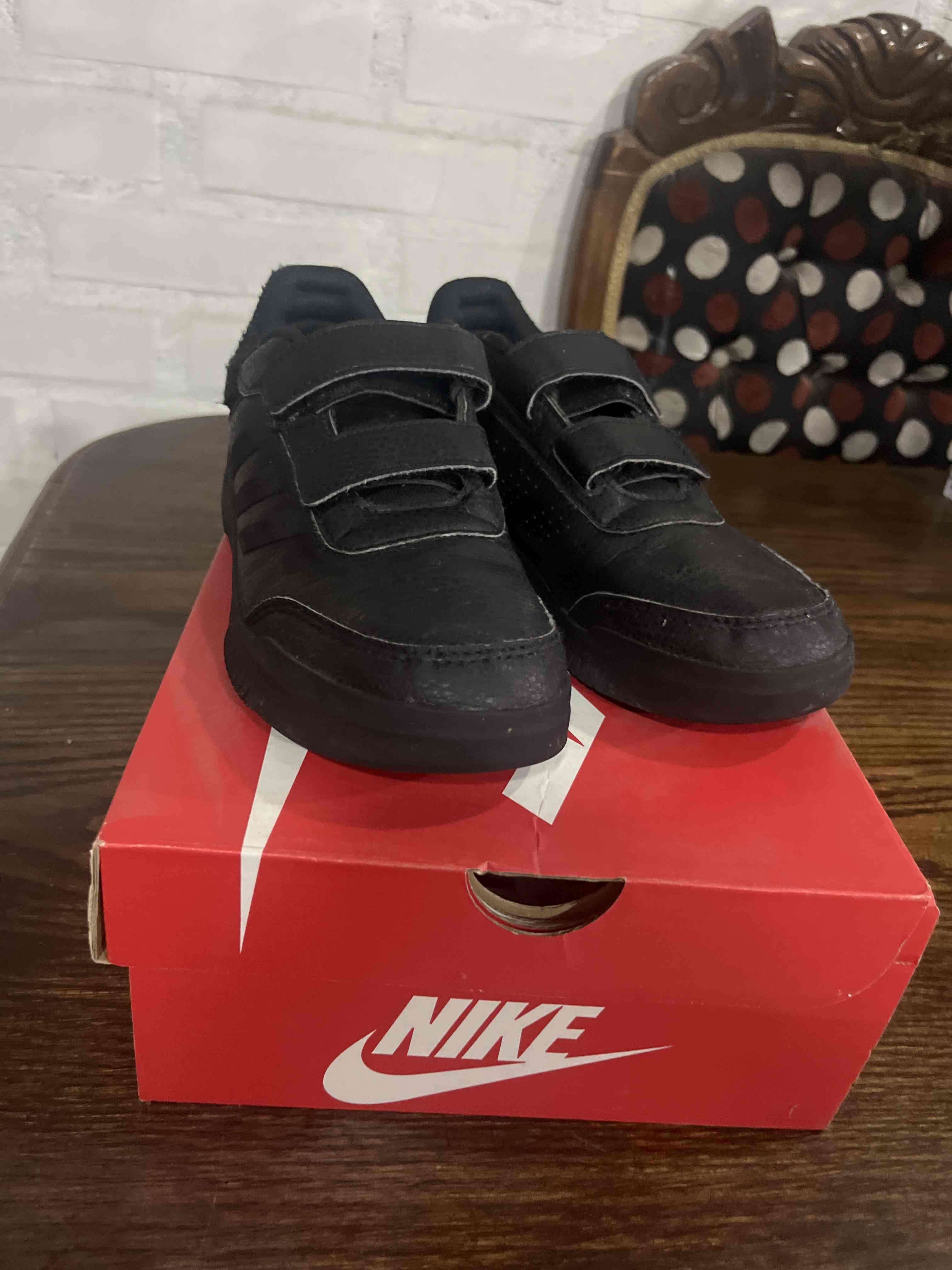 Zapatillas Negras Adidas estilo clásico