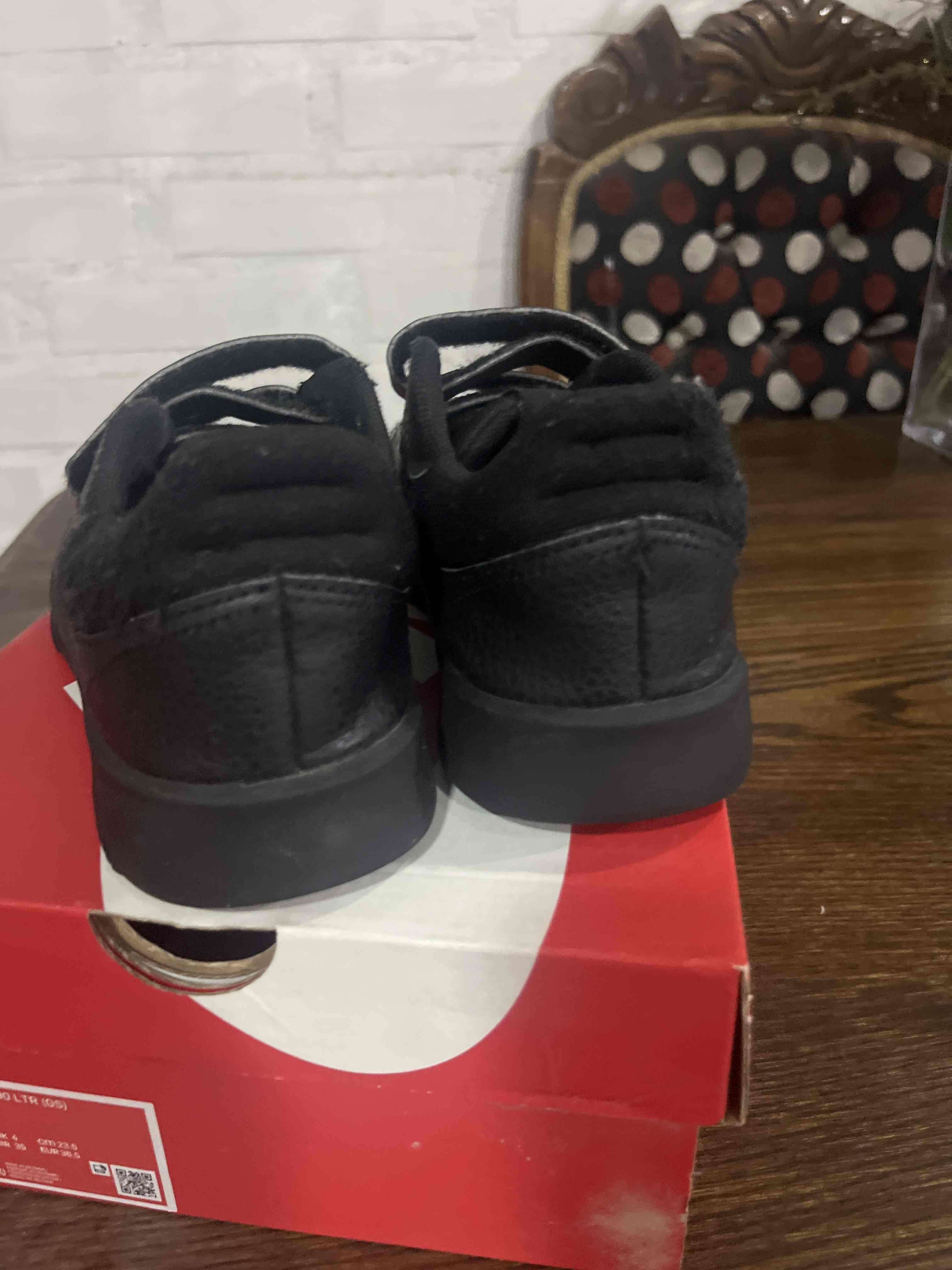 Zapatillas Negras Adidas estilo clásico - miniatura 3