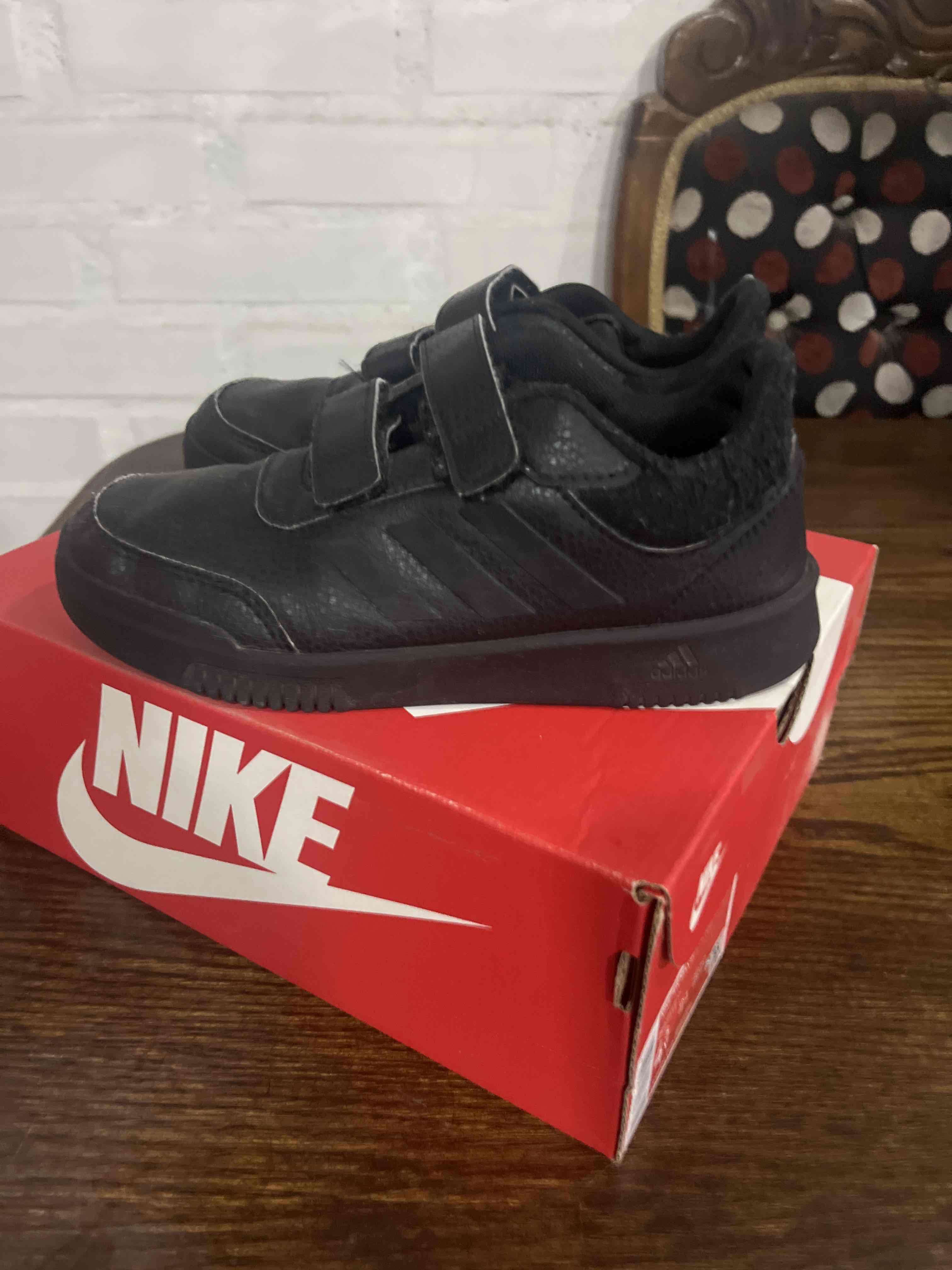 Zapatillas Negras Adidas estilo clásico - miniatura 4