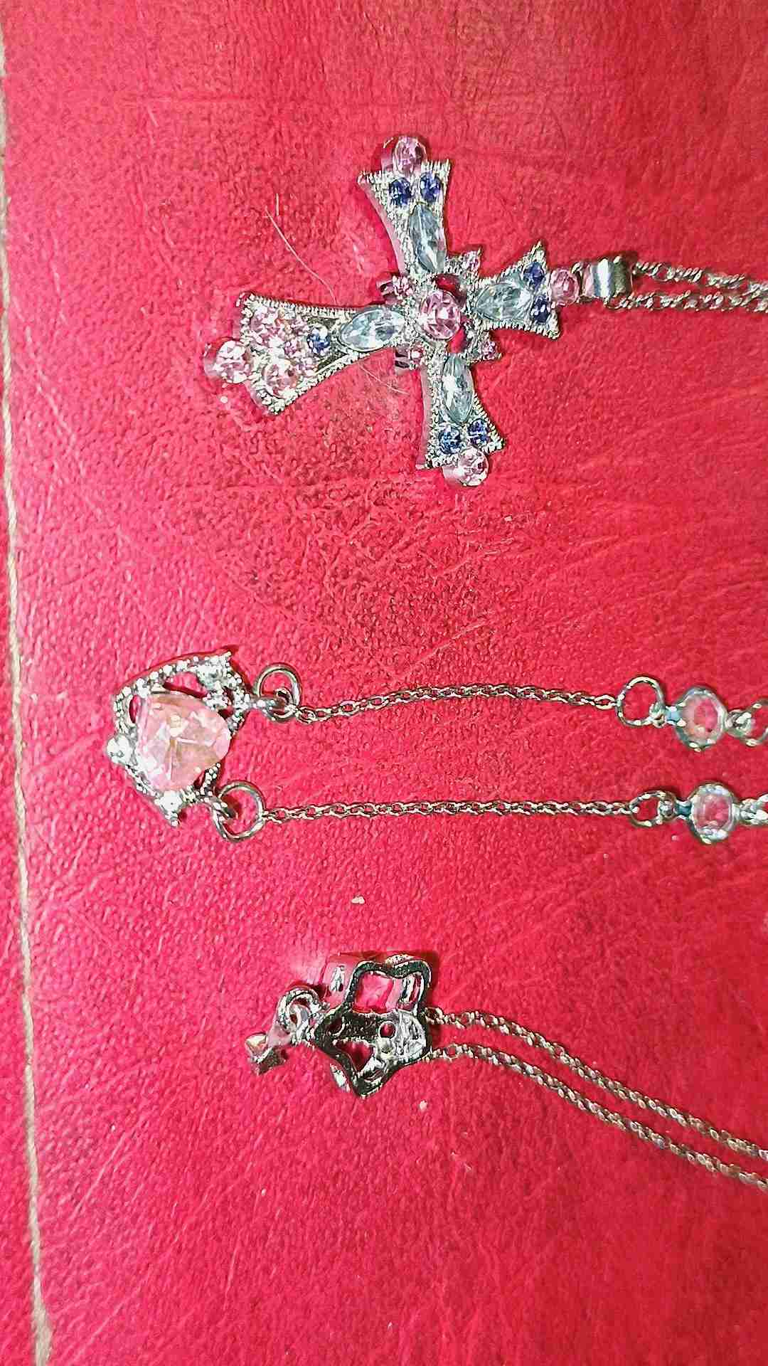 Collares con dijes decorativos