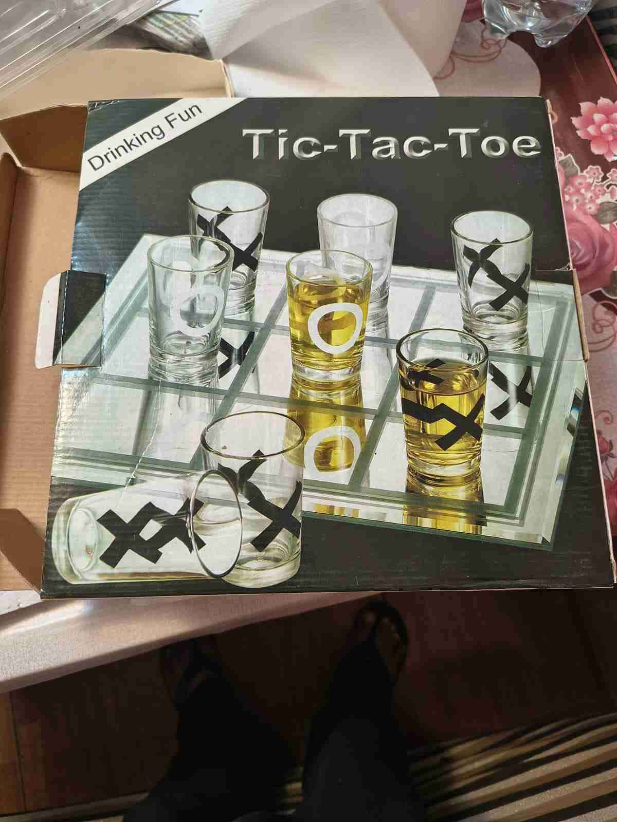 Juego de tic-tac-toe con vasos
