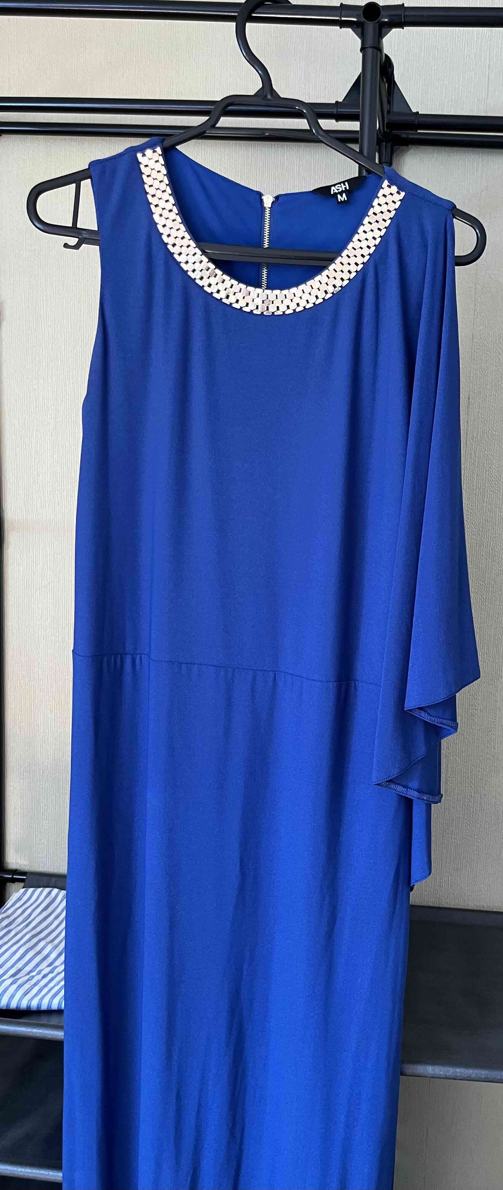 Vestido azul con detalle en cuello