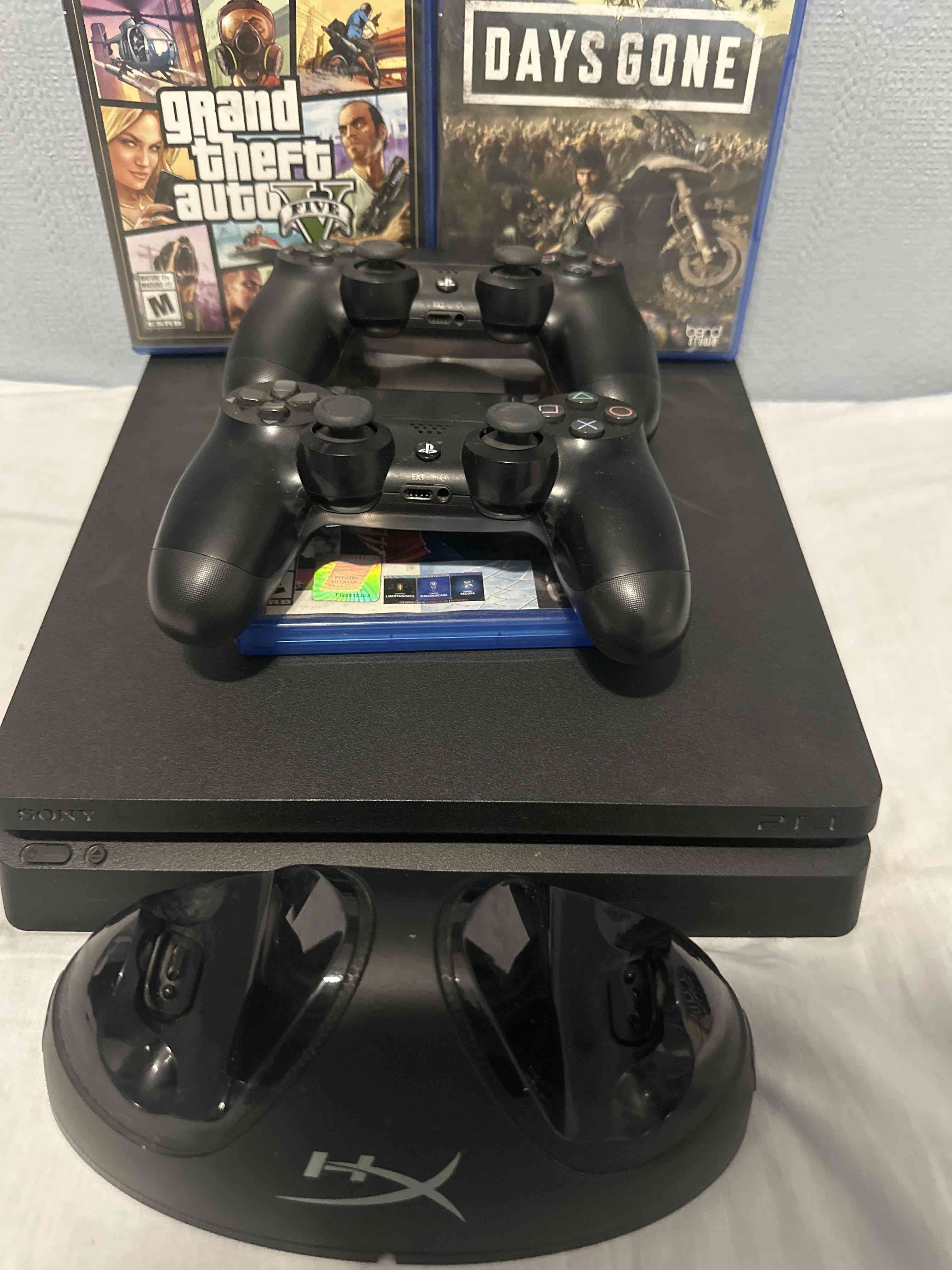 Consola PS4 con juegos y controles + base de carga - miniatura 2