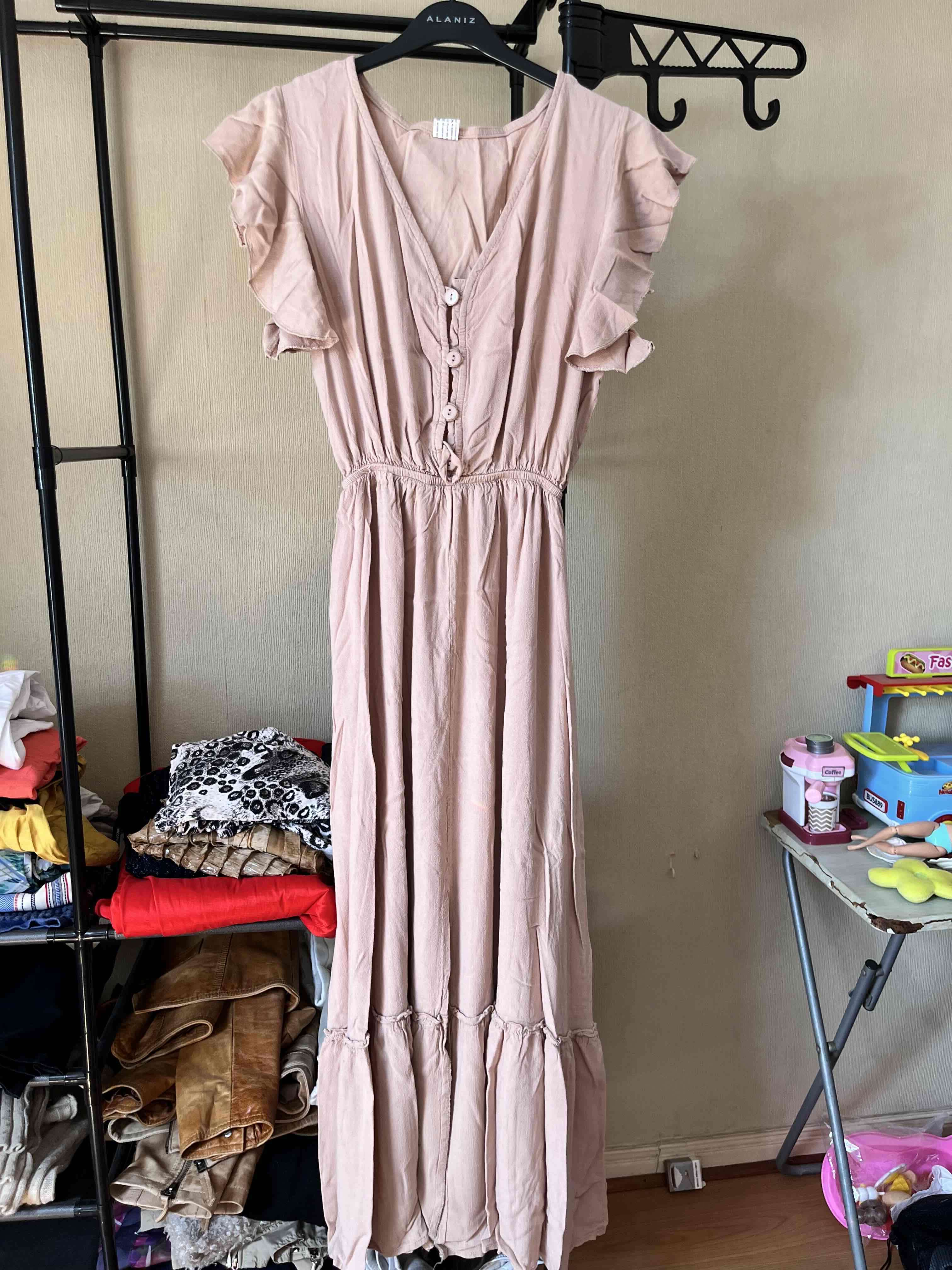 Vestido rosa con botones delanteros