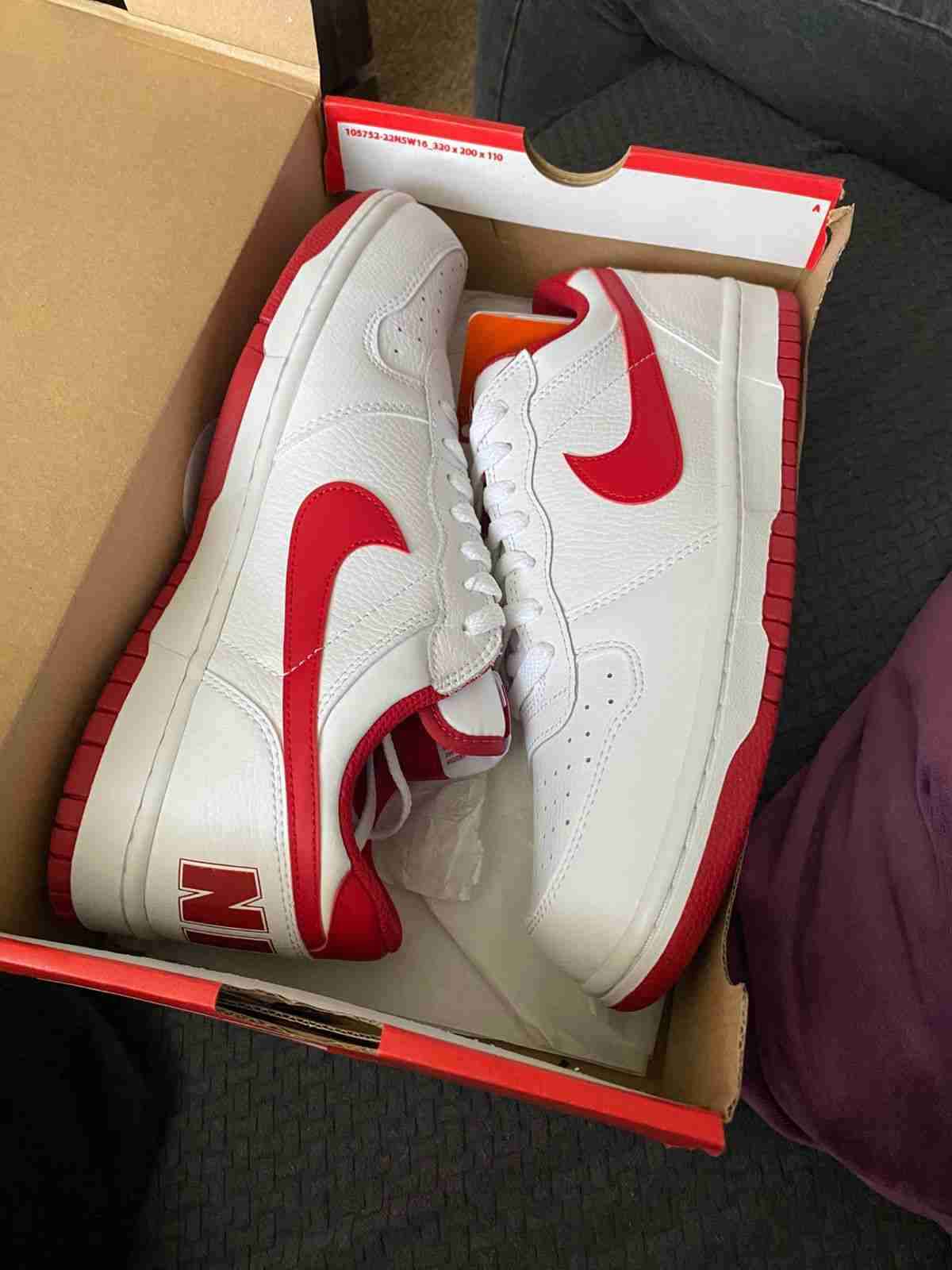 Zapatillas nike original blancas con logo rojo - miniatura 2