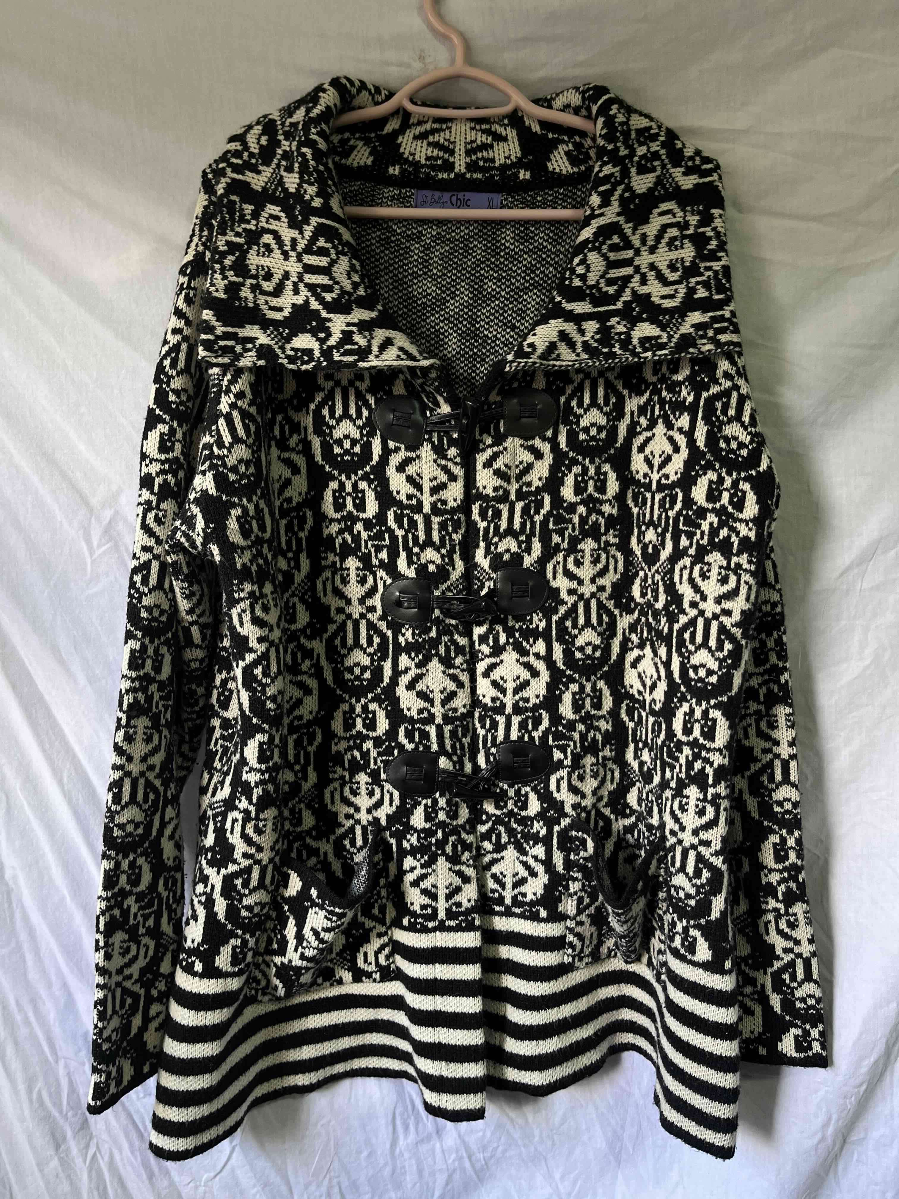 Abrigo blanco y negro