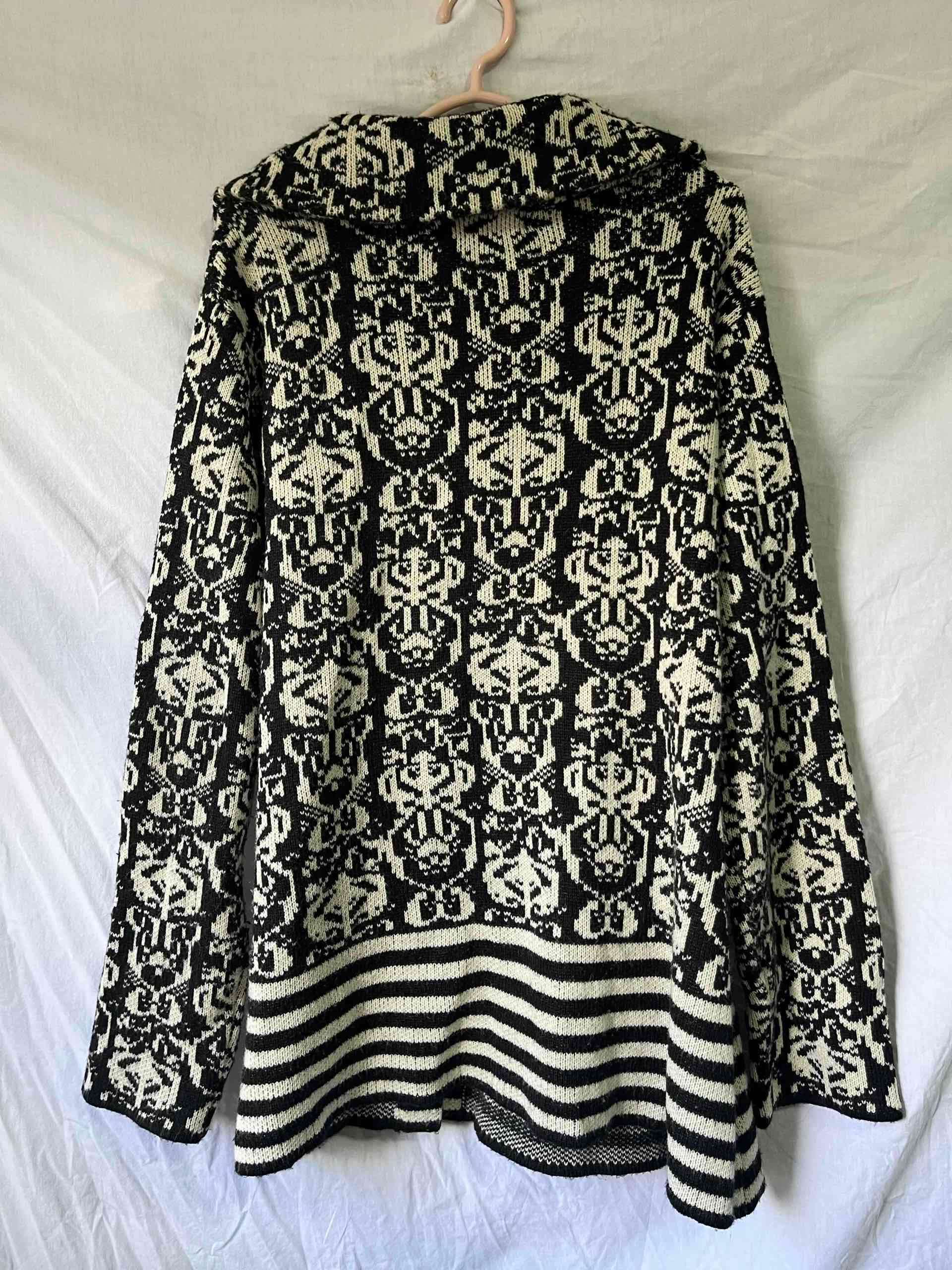 Abrigo blanco y negro - miniatura 2