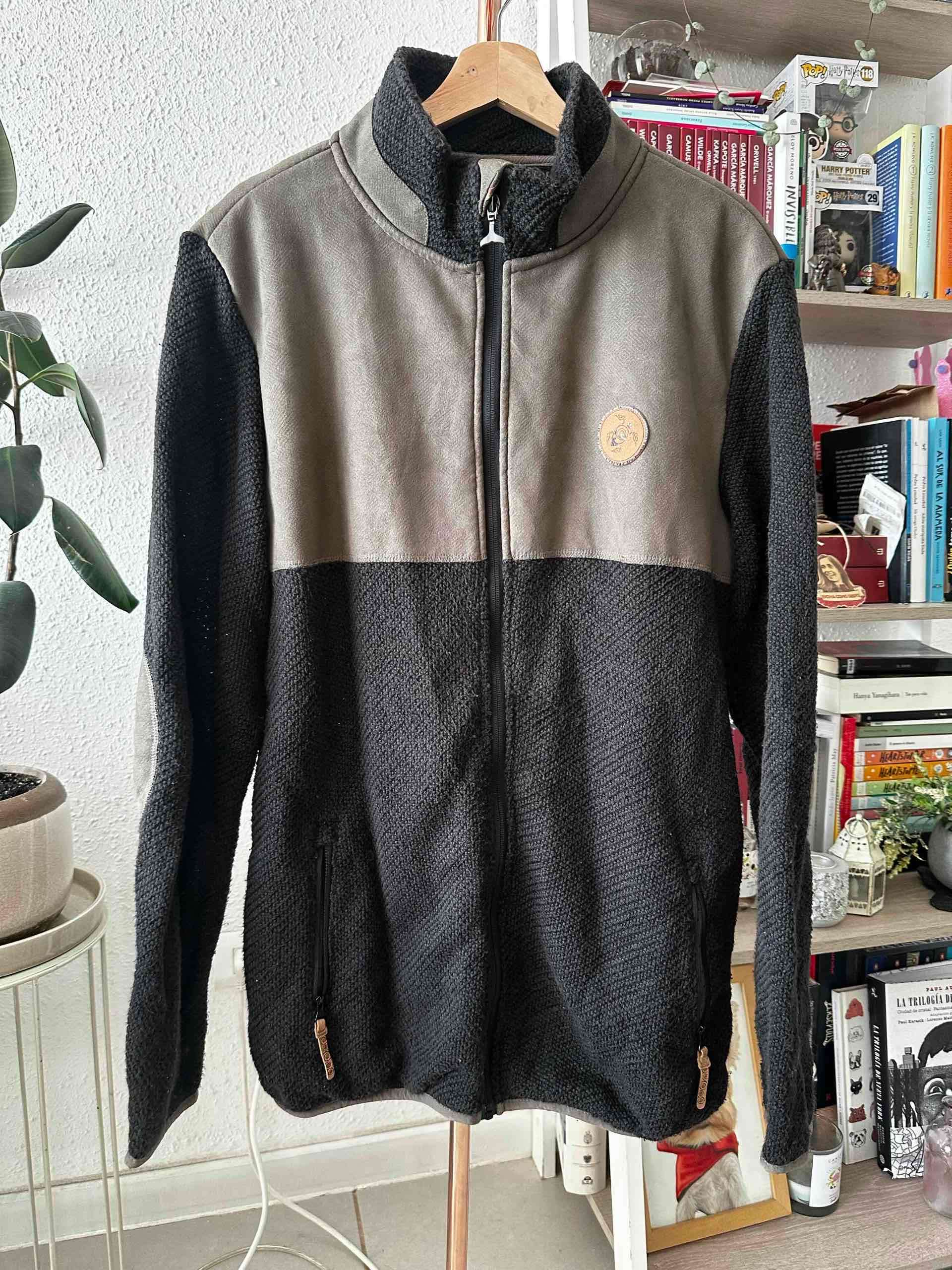 Chaqueta negra y gris con cierre