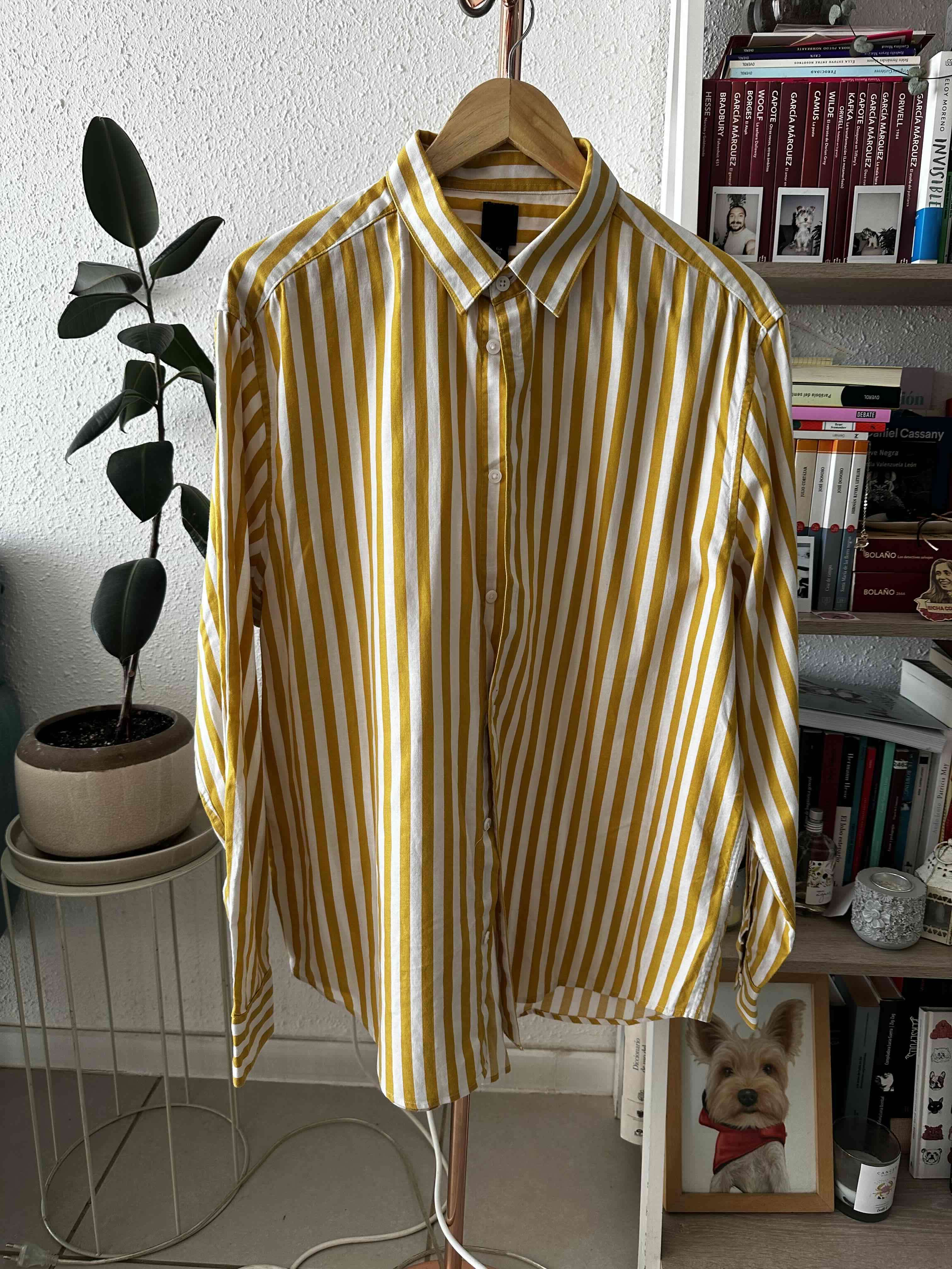 Camisa a rayas amarillas y blancas