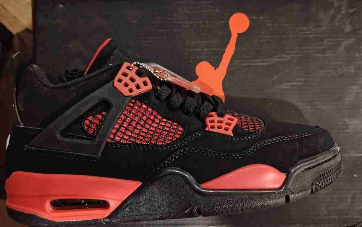 Zapatillas negras y rojas deportivas