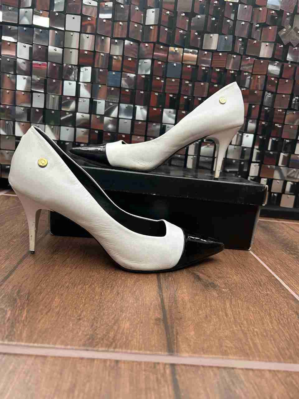 Zapatos de tacón blanco y negro Gacel