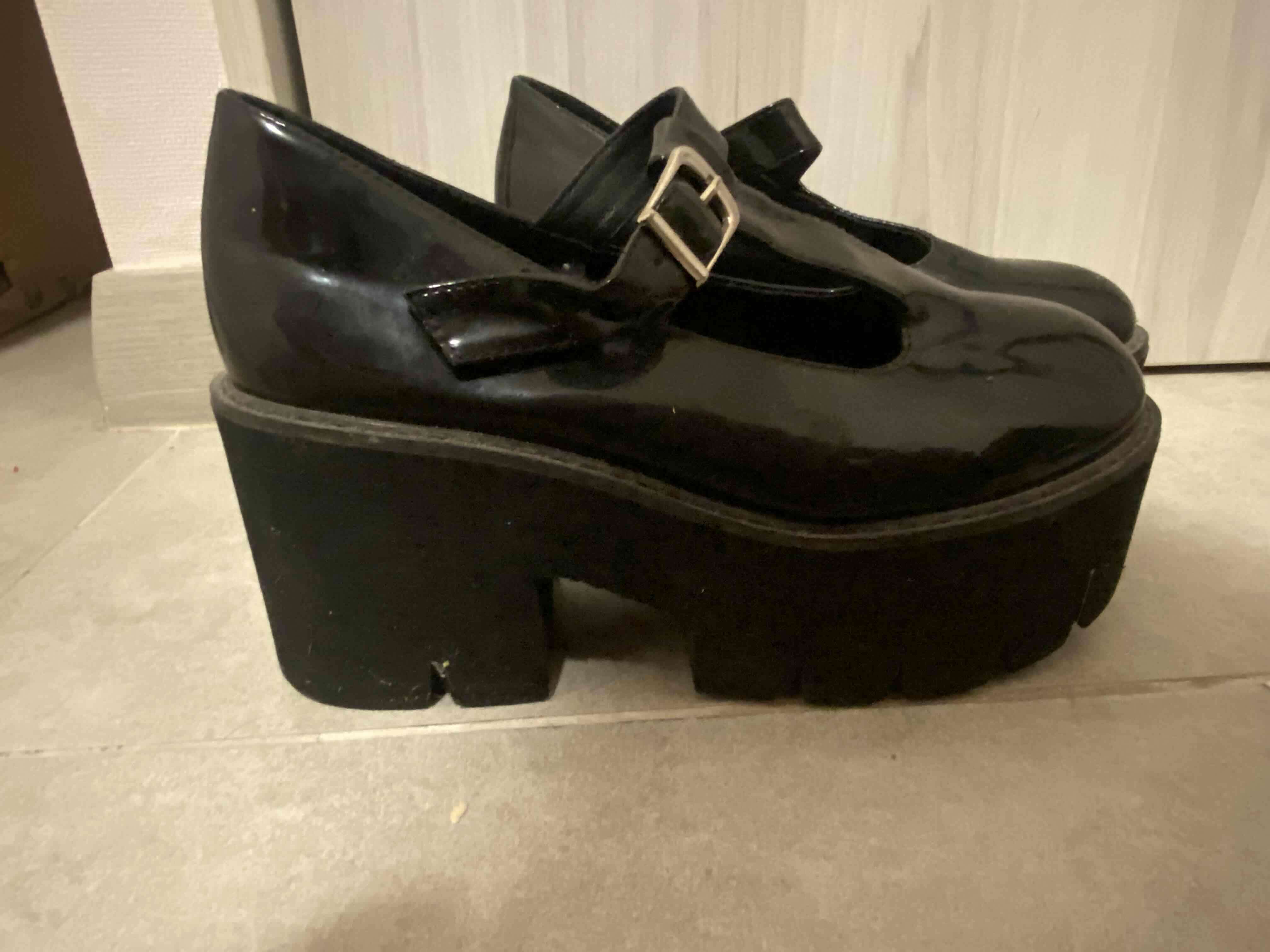 Zapatos negros de charol con plataforma