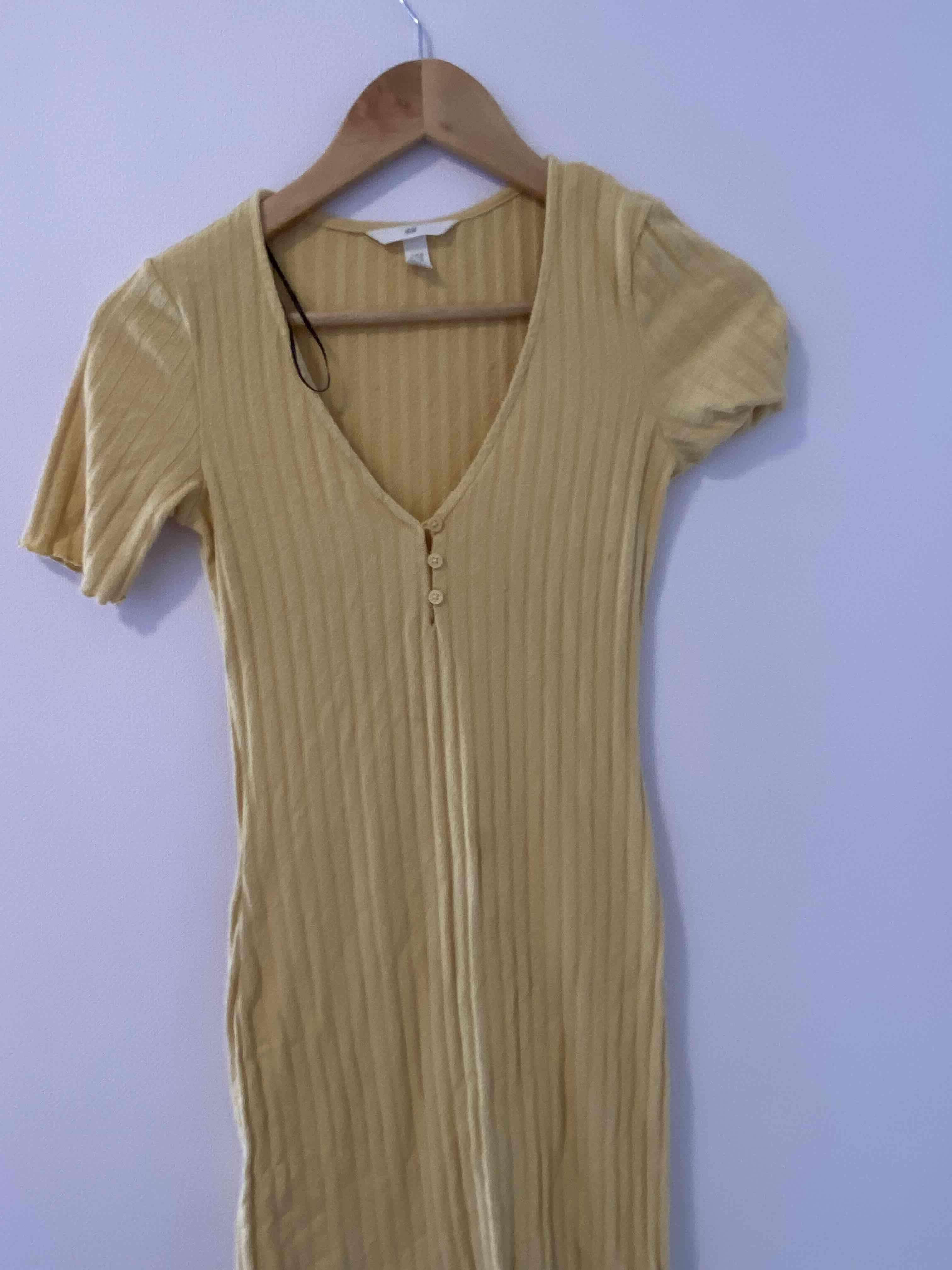 Vestido amarillo con botones