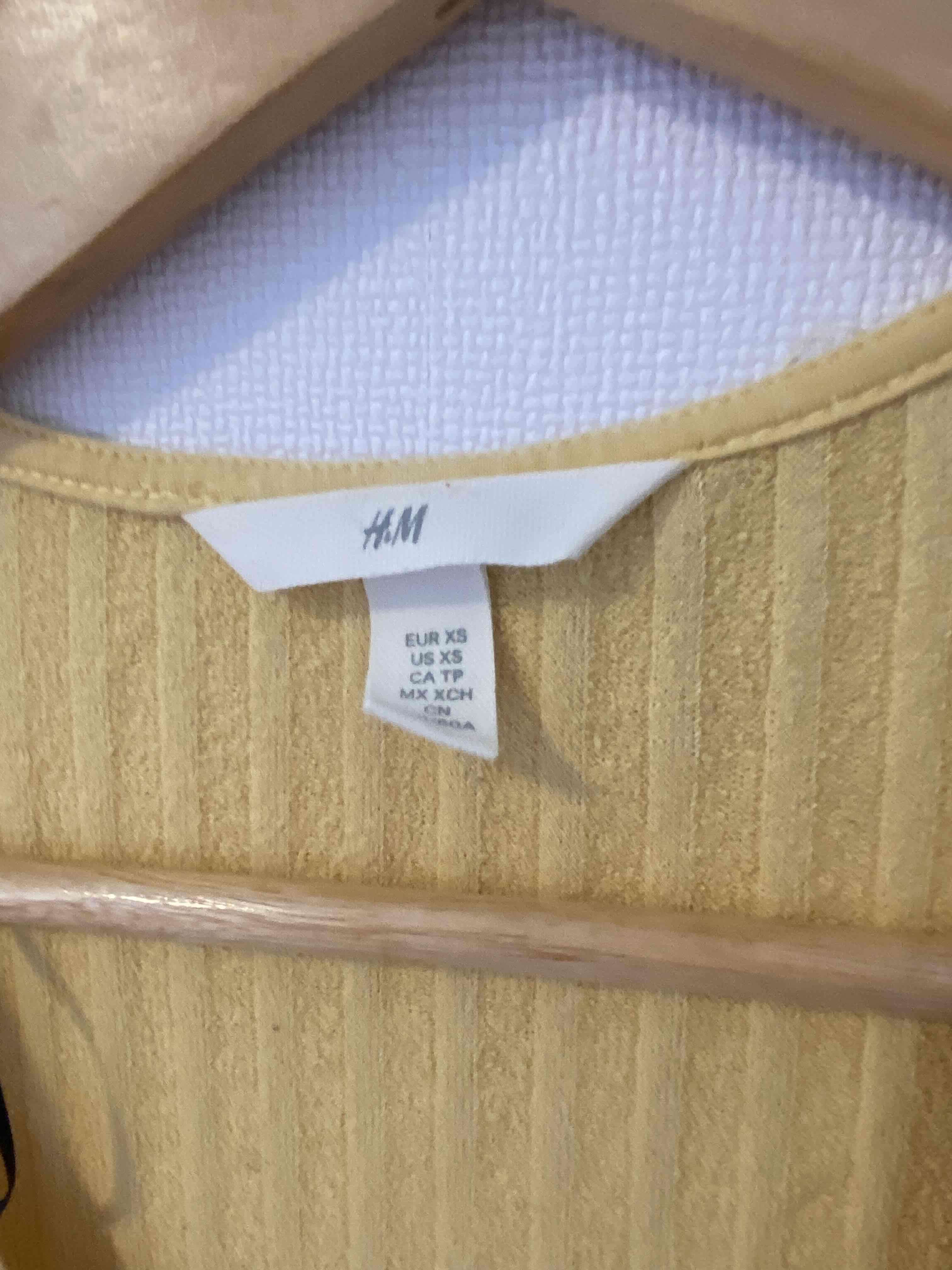 Vestido amarillo con botones - miniatura 3