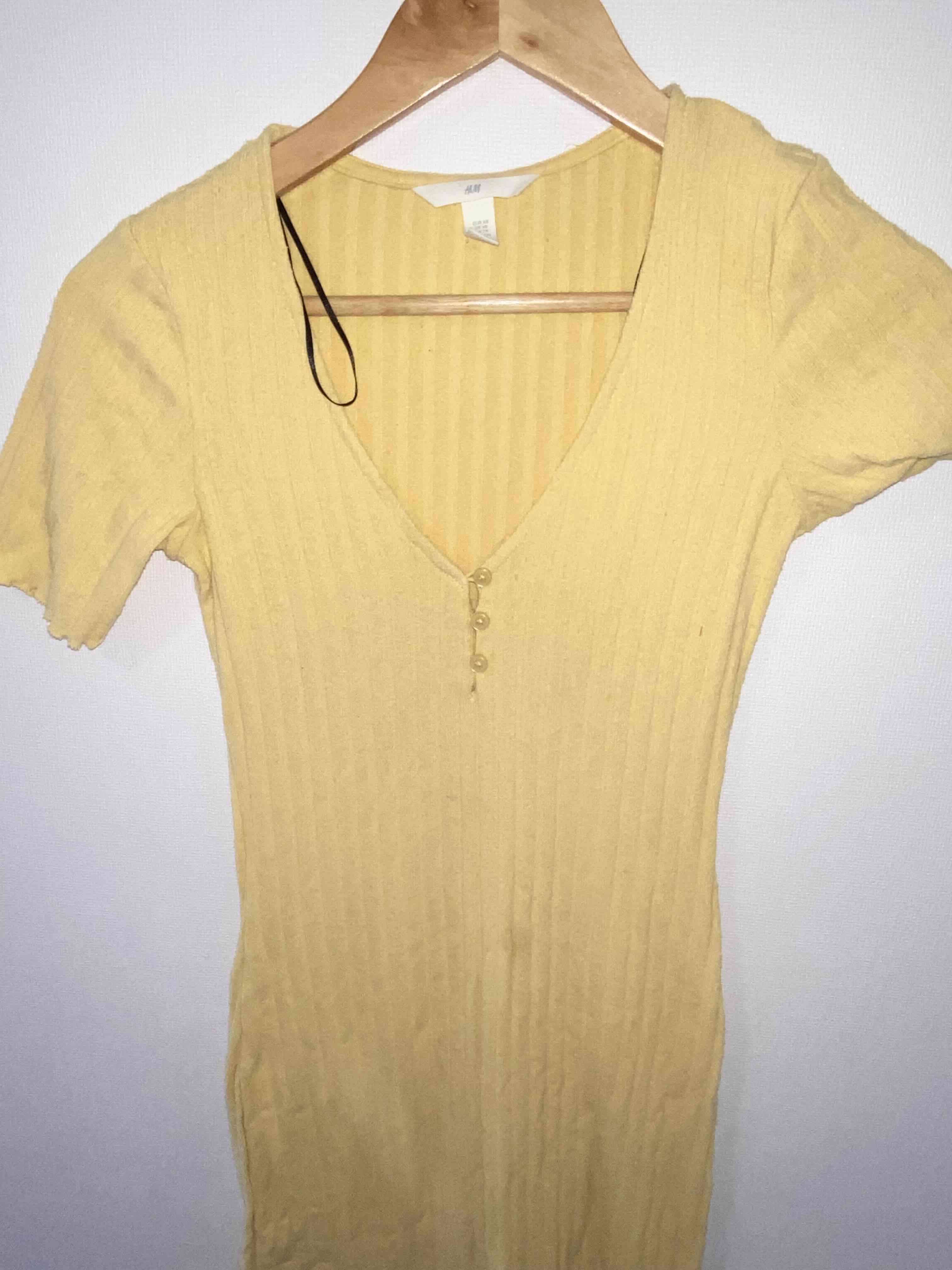 Vestido amarillo con botones - miniatura 4