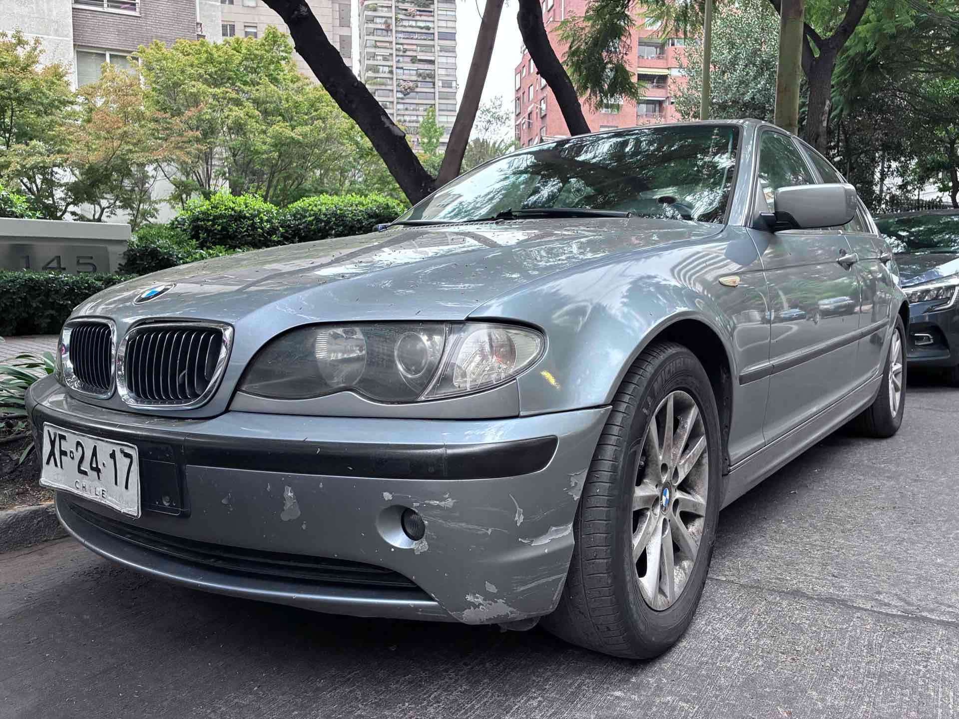 Auto sedán gris en buen estado - miniatura 2