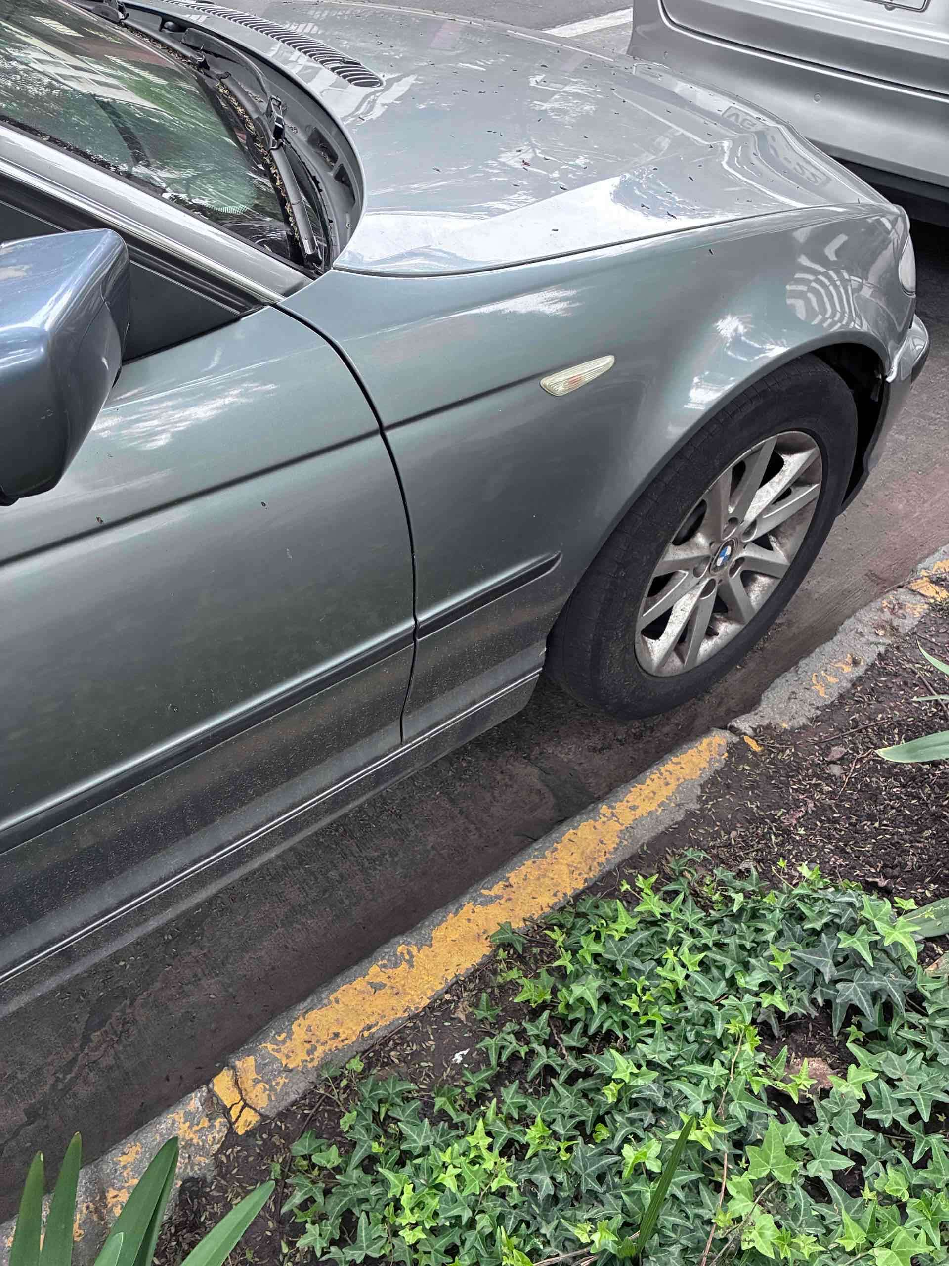 Auto sedán gris en buen estado - miniatura 3