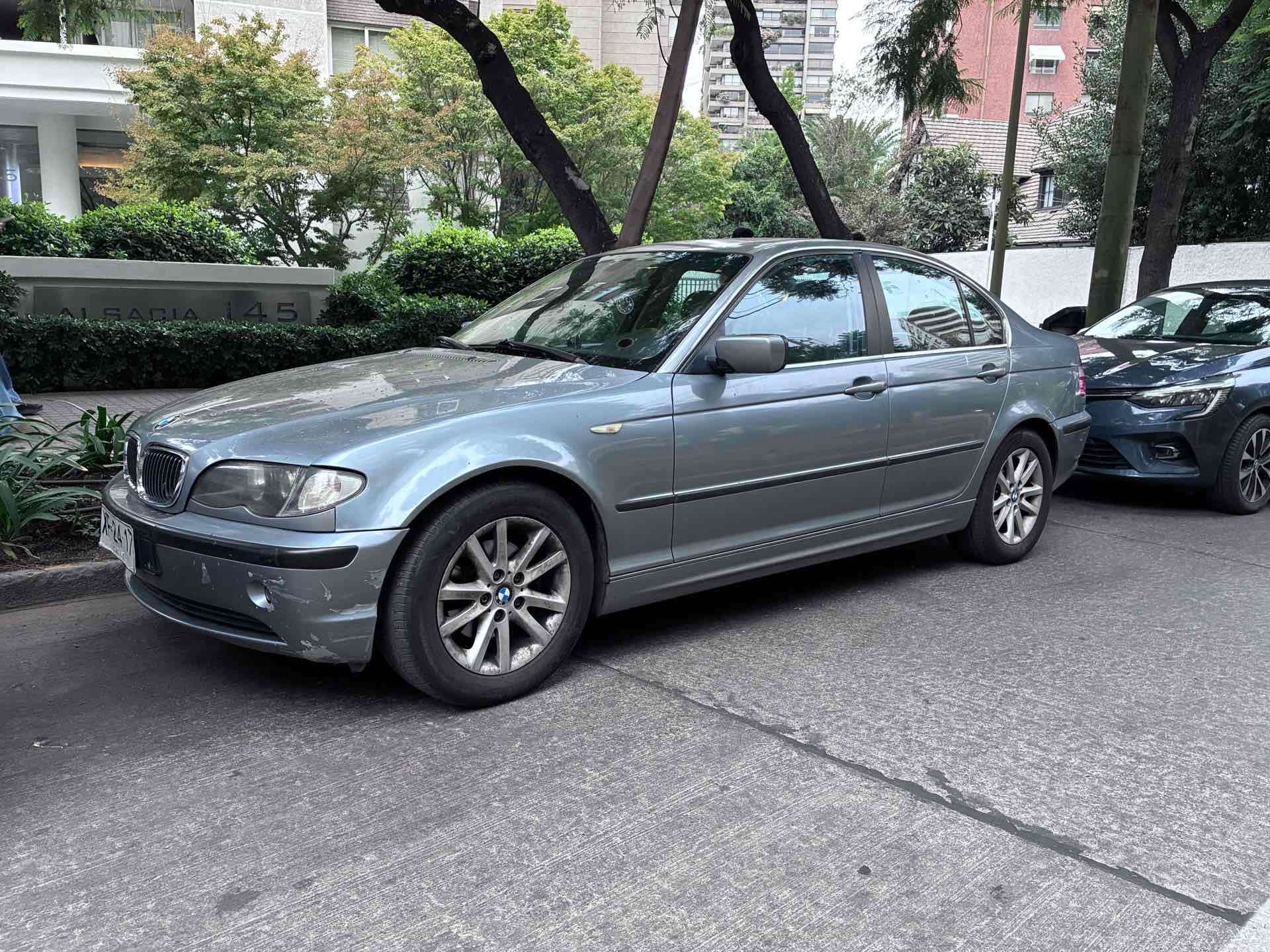 Auto sedán gris en buen estado - miniatura 4